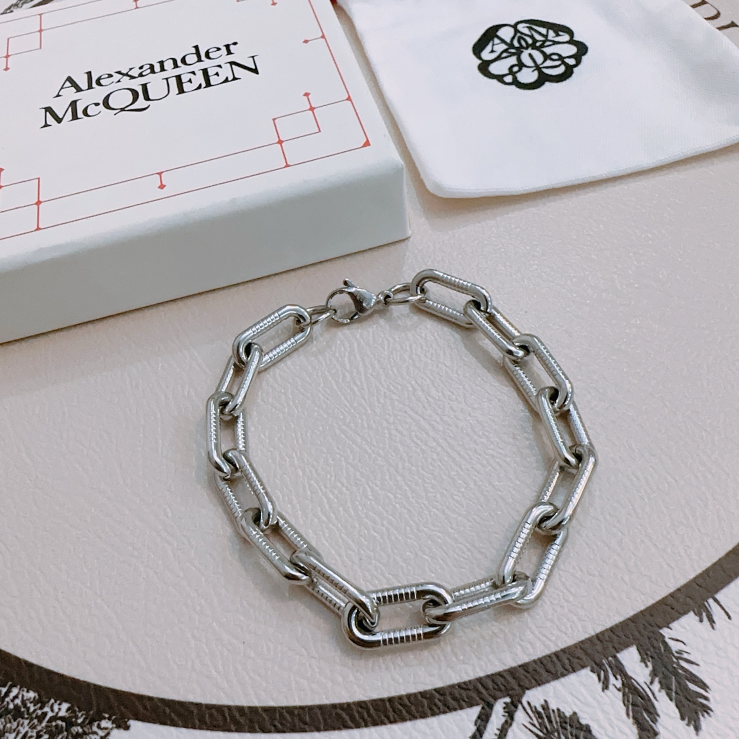 NO:110364,The original single-in-one new Alexander McQueen bracelet, the counter is consistently customized, the rebellious and exaggerated punk in the bone, but the heart yearns for beautiful anxiety, another interpretation of beauty, popular men's products shipped, unique design, avant-garde, must-have for men!  Retro old design, no oxidation or fading, fine jewelry, alexander mcqueen, bracelet19860909原单货新款Alexander McQueen 亚历山大 麦昆 手链 专柜一致原版定制 骨子里那种叛逆浮夸朋克可内心又向往着美好的焦虑,对美的另一种诠释 男士火爆款出货 设计独特 前卫 男士必备！复古做旧设计 任带不氧化不退色,饰品精品,alexander mcqueen,bracelet,Jewelry