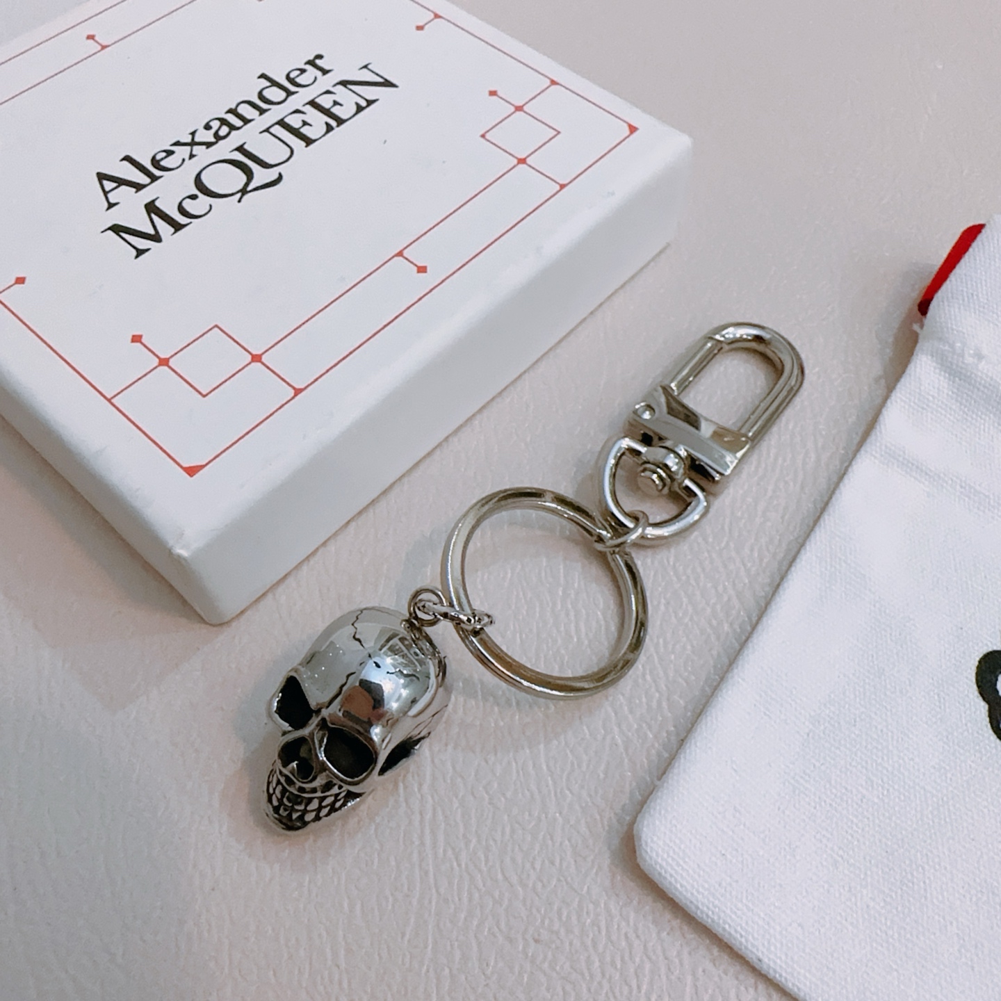 NO:110348,Original new Alexander McQueen Alexander McQueen Keychain Bag buckle Accessories Consistent original customization The rebellious and exaggerated punk in the bones, but I yearn for beautiful anxiety, another interpretation of beauty Hot products shipped, unique design avant-garde, retro and old design, jewelry boutique, alexander mcqueen, keychain19860909原单货新款Alexander McQueen 亚历山大 麦昆 钥匙扣 包包扣 配饰 专柜一致原版定制 骨子里那种叛逆浮夸朋克可内心又向往着美好的焦虑,对美的另一种诠释 火爆款出货 设计独特 前卫 复古做旧设计,饰品精品,alexander mcqueen,keychain,Jewelry