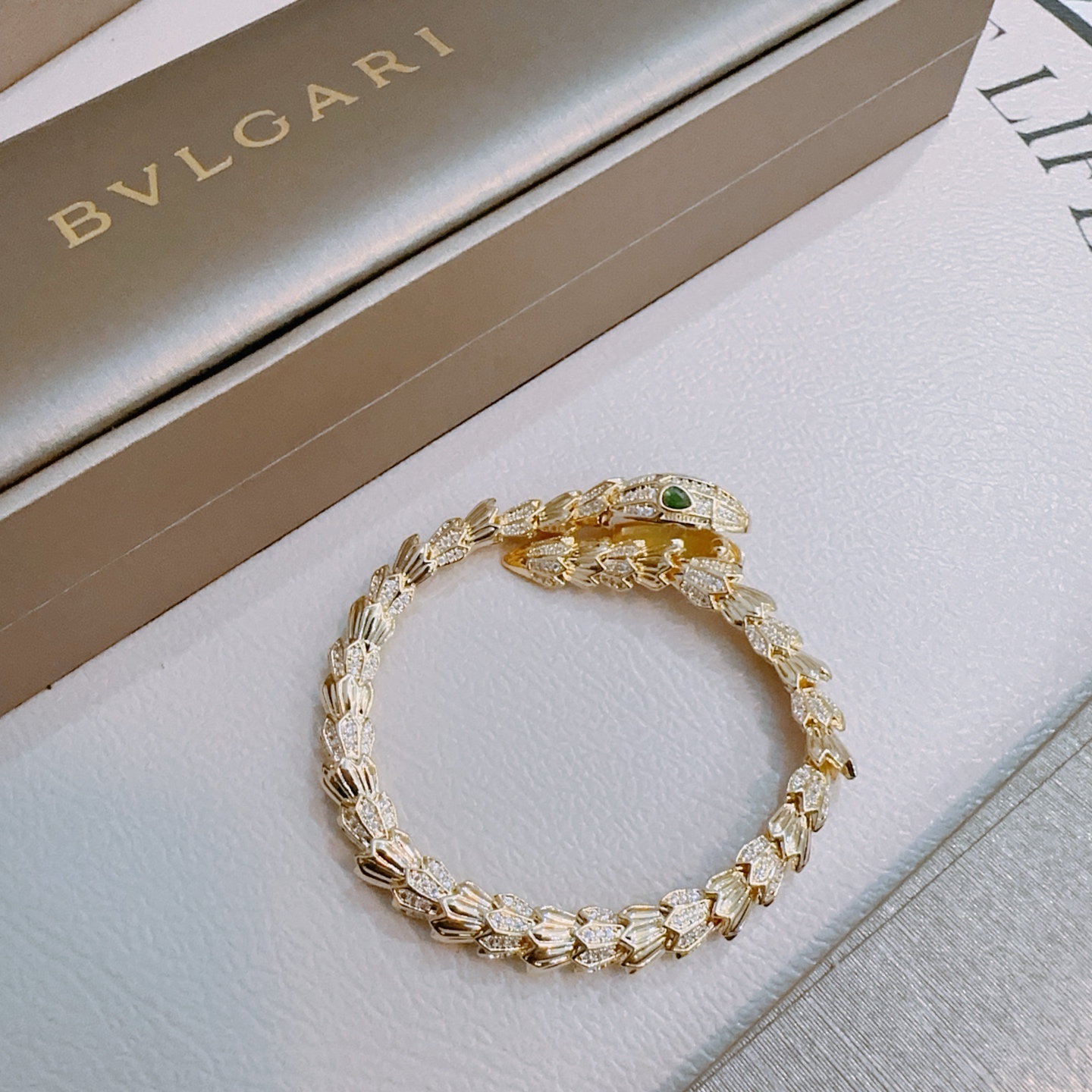 P130  宝格丽手链V金材质。BVLGARI宝格丽 DIVAS‘ DREAM 系列 品相完美，细节无敌，那种独特的色泽完全无可挑剔，再缀以经典指环外形设计，简约之余却又优雅夺目，V金纯手工的组合更显气色，上手雅致动人。男女同款 宝格丽手链