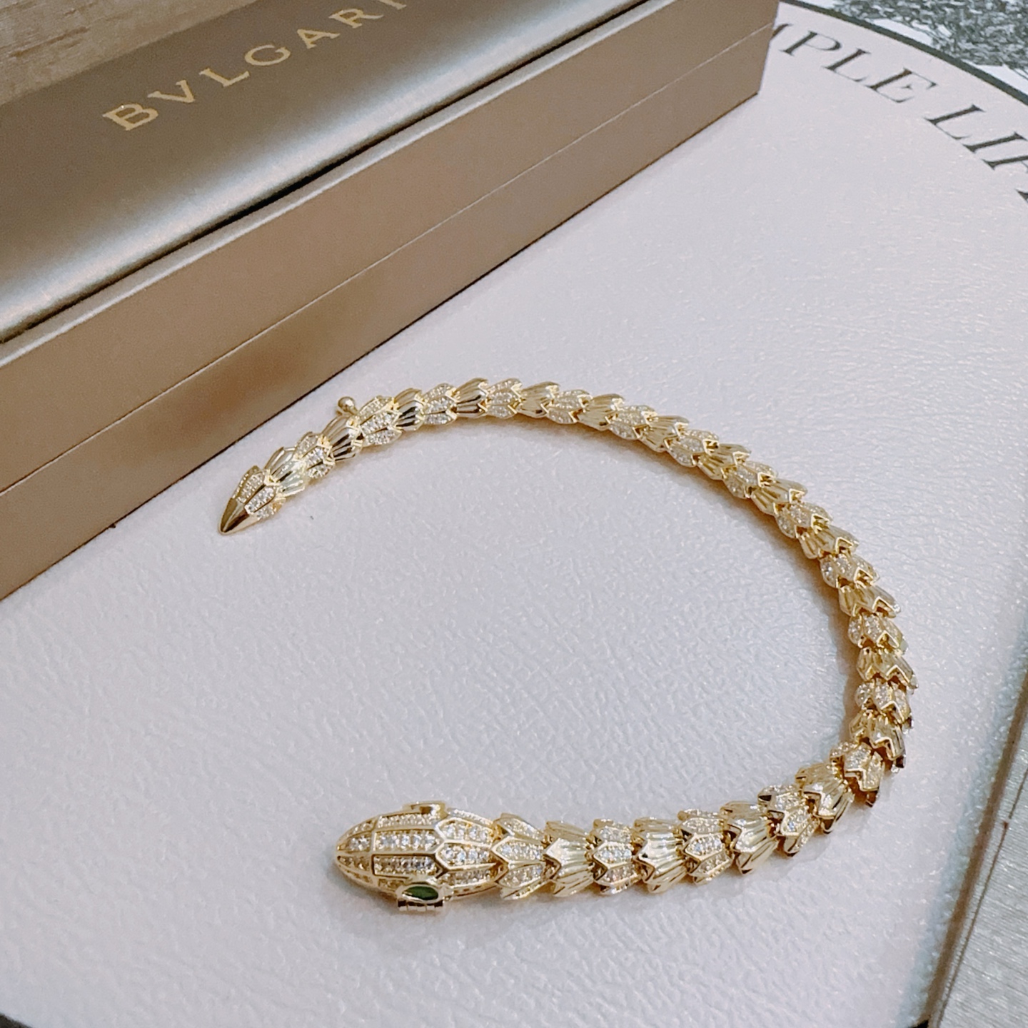 P130  宝格丽手链V金材质。BVLGARI宝格丽 DIVAS‘ DREAM 系列 品相完美，细节无敌，那种独特的色泽完全无可挑剔，再缀以经典指环外形设计，简约之余却又优雅夺目，V金纯手工的组合更显气色，上手雅致动人。男女同款 宝格丽手链