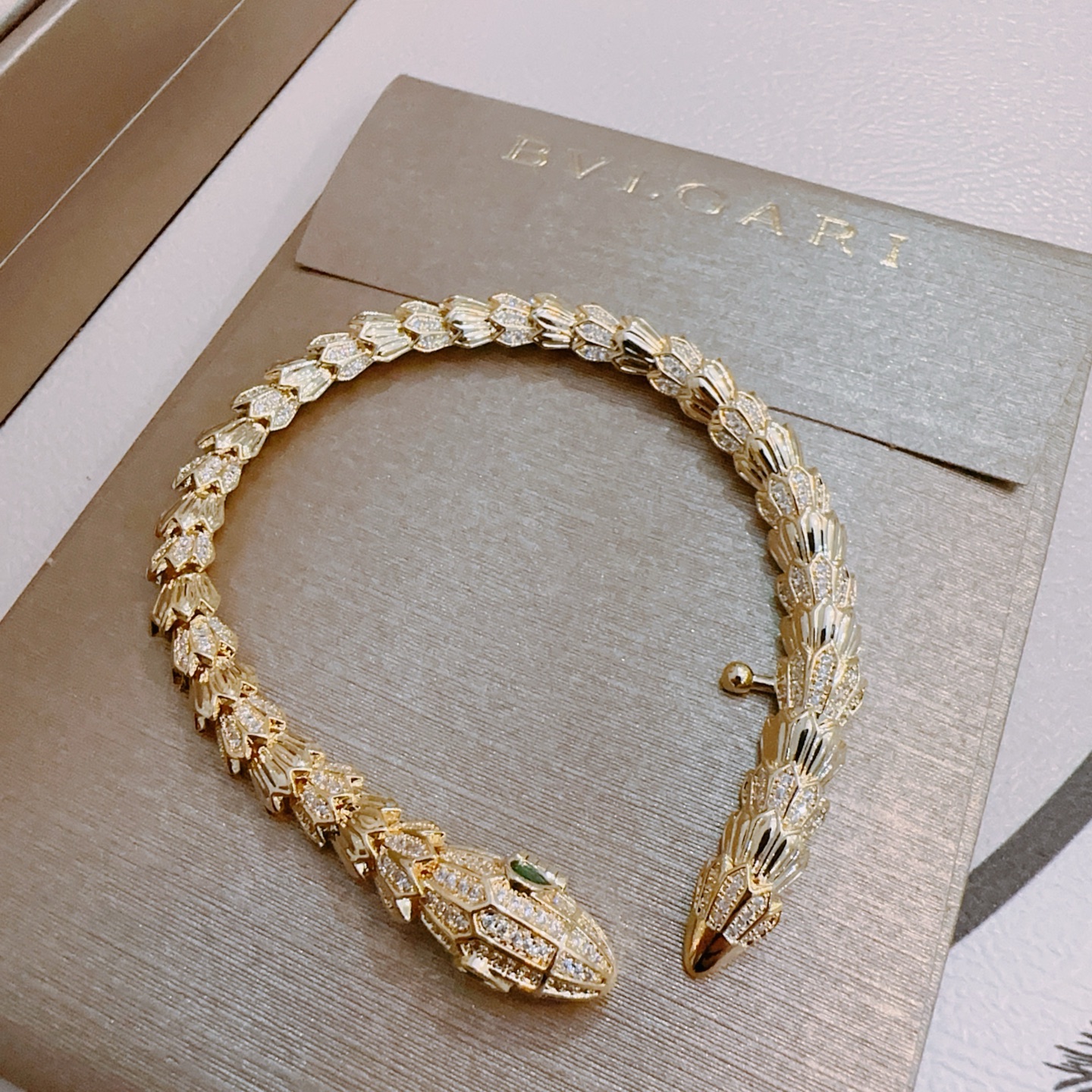 P130  宝格丽手链V金材质。BVLGARI宝格丽 DIVAS‘ DREAM 系列 品相完美，细节无敌，那种独特的色泽完全无可挑剔，再缀以经典指环外形设计，简约之余却又优雅夺目，V金纯手工的组合更显气色，上手雅致动人。男女同款 宝格丽手链