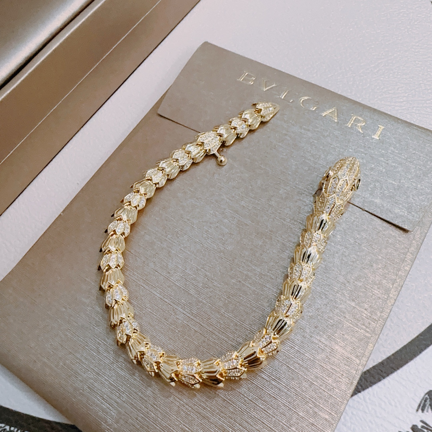 P130  宝格丽手链V金材质。BVLGARI宝格丽 DIVAS‘ DREAM 系列 品相完美，细节无敌，那种独特的色泽完全无可挑剔，再缀以经典指环外形设计，简约之余却又优雅夺目，V金纯手工的组合更显气色，上手雅致动人。男女同款 宝格丽手链