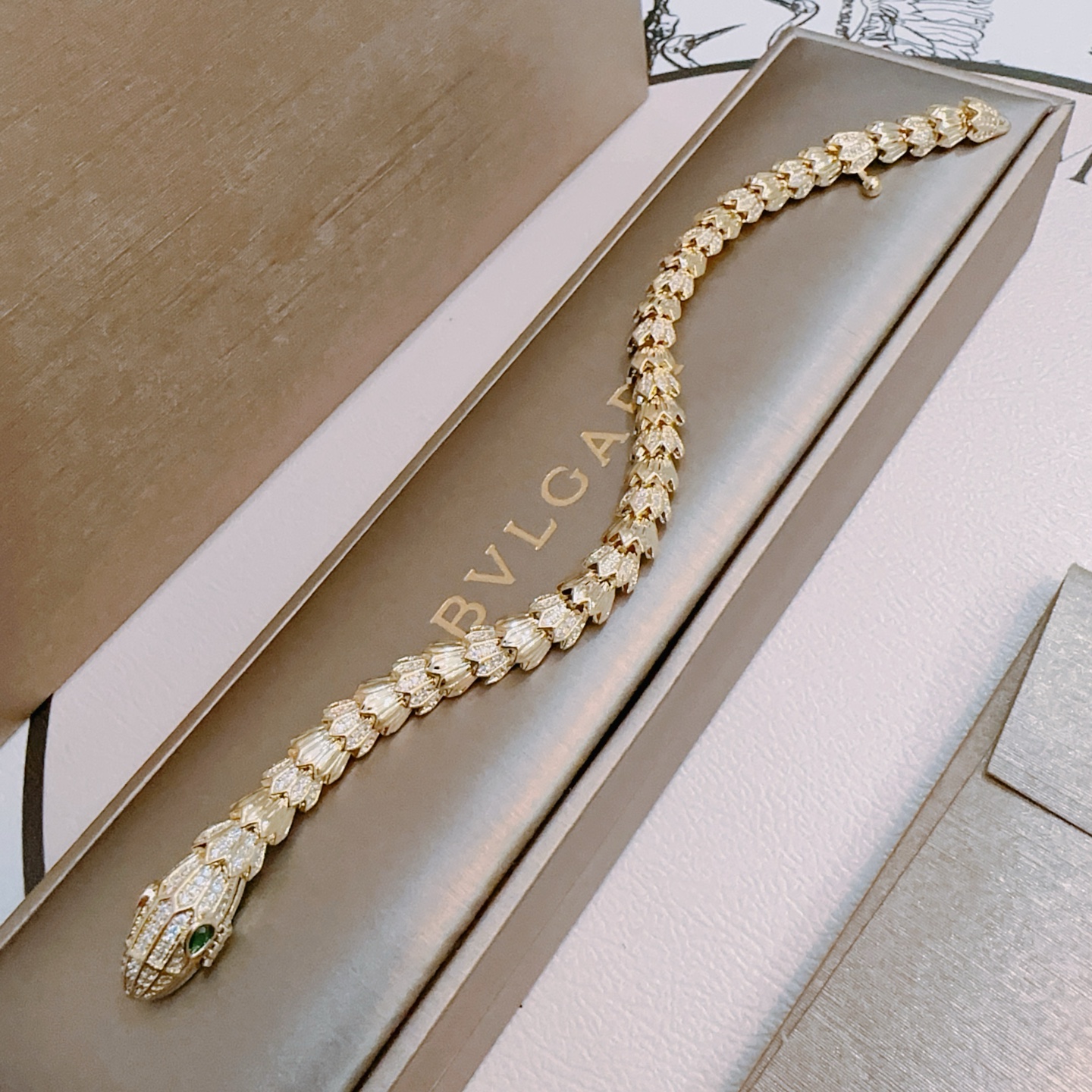 P130  宝格丽手链V金材质。BVLGARI宝格丽 DIVAS‘ DREAM 系列 品相完美，细节无敌，那种独特的色泽完全无可挑剔，再缀以经典指环外形设计，简约之余却又优雅夺目，V金纯手工的组合更显气色，上手雅致动人。男女同款 宝格丽手链