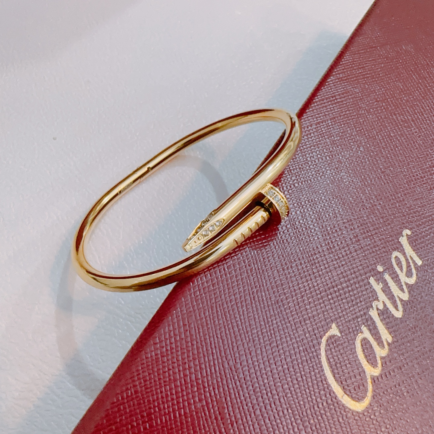 NO:115781,Cartier bracelet bracelet V gold material series. The quality is perfect, the details are invincible. The unique color is completely impeccable, and it is decorated with a classic ring shape design. It is simple but elegant and eye-catching. The pure handmade combination of V gold makes the complexion look more elegant and attractive. The same style as men and women Cartier bracelet, jewelry boutique, cartier, bracelet19860909卡地亚手链手镯V金材质系列 品相完美,细节无敌,那种独特的色泽完全无可挑剔,再缀以经典指环外形设计,简约之余却又优雅夺目,V金纯手工的组合更显气色,上手雅致动人.男女同款 卡地亚手链,饰品精品,cartier,bracelet,bracelet,Jewelry