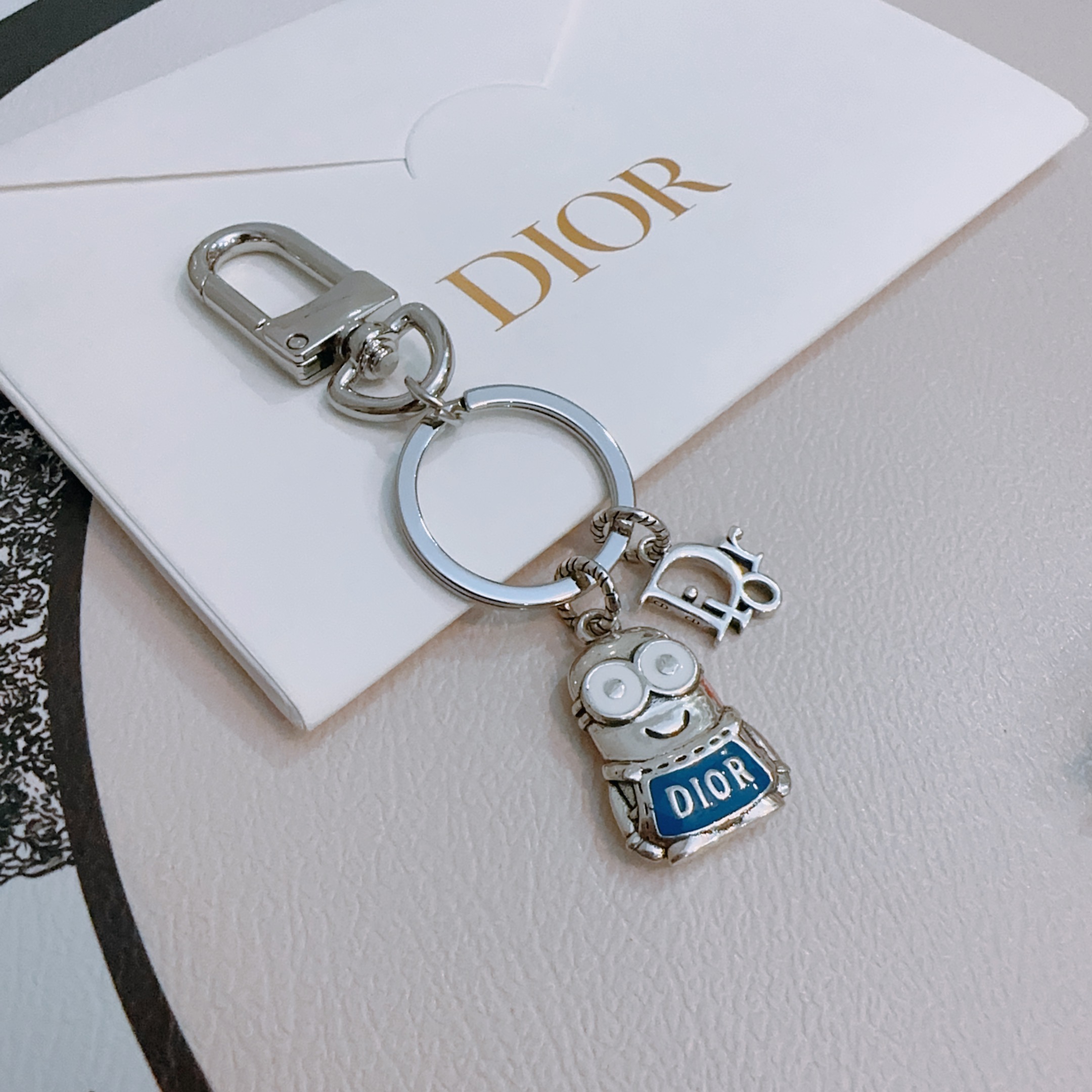 NO:115795,New product release Dior keychain Bag buckle Latest bag hanging accessories higher grade Celebrity Anger Forest series classic co-branded design concept keychain series Details are used for the old version Non-market glossy version This model has been released. Dior is very good to match with trendy backpacks, jewelry boutiques, dior, backpacks, keychain19860909新品发布 迪奥钥匙扣 包包扣 最新款包包挂饰档次更高明星同款Anger Forest系列经典款联名设计理念钥匙扣系列 细节对版做旧处理 非市面亮面版型 这款一直在出 迪奥里面热卖款 非常好搭配潮流背包,饰品精品,dior,backpacks,keychain,Jewelry