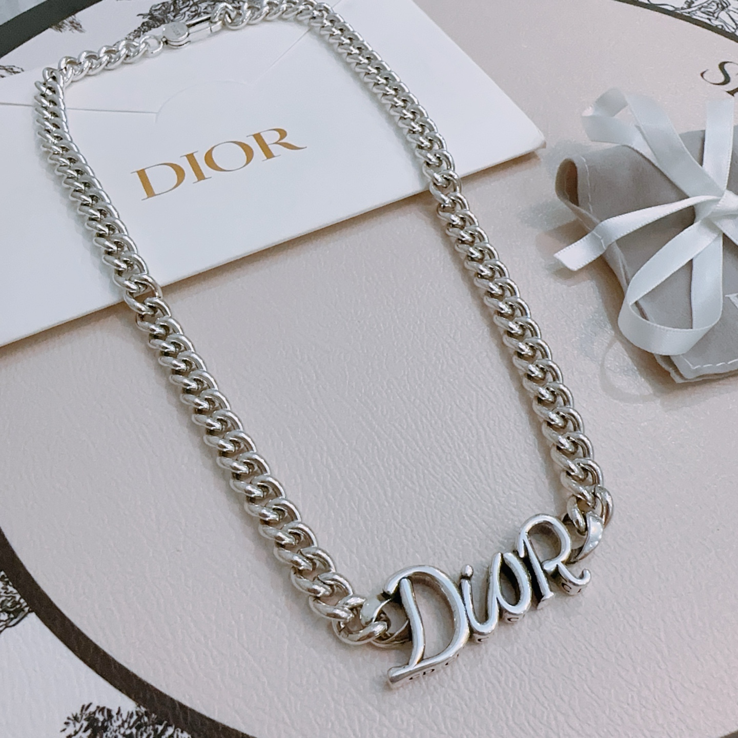 NO:115786,DIOR new model Dior necklace original single-stock counter new model retro trend fashion essentials can be worn by both men and women Couple style Rock Punk Thai silver style Retro elements Trendy versatile official website The latest model chain is higher grade Star classic necklace series retro silver necklace Chain length 52 cm can be changed length Details are used for the old version Non-market glossy style This model has been released. Dior is very good to match with trendy clothes, jewelry boutique, dior, dior, necklace19860909DIOR新款 迪奥项链原单货专柜新款开模复古潮流时尚必备 男女均可佩戴 情侣款同款 摇滚朋克泰银风格 复古元素 潮流百搭 官网同款项链最新款链条档次更高明星经典款项链系列复古银项链 链长52厘米可改长度 细节对版做旧处理 非市面亮面版型 这款一直在出 迪奥里面热卖款 非常好搭配潮流衣服,饰品精品,dior,dior,necklace,Jewelry