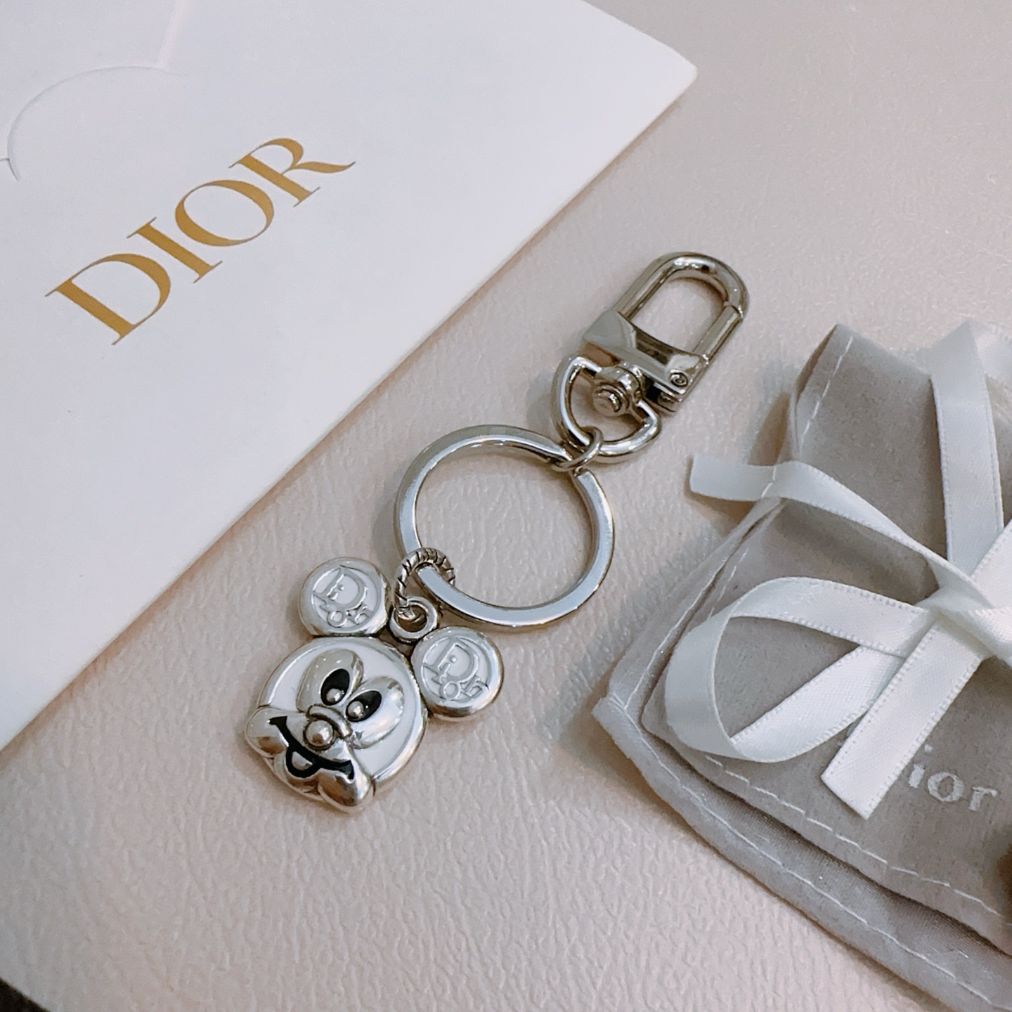 NO:115798,New product release Dior keychain Bag buckle Latest bag hanging accessories higher grade Celebrity Anger Forest series classic co-branded design concept keychain series Details are used for the old version Non-market glossy version This model has been released. Dior is very good to match with trendy backpacks, jewelry boutiques, dior, backpacks, keychain19860909新品发布 迪奥钥匙扣 包包扣 最新款包包挂饰档次更高明星同款Anger Forest系列经典款联名设计理念钥匙扣系列 细节对版做旧处理 非市面亮面版型 这款一直在出 迪奥里面热卖款 非常好搭配潮流背包,饰品精品,dior,backpacks,keychain,Jewelry