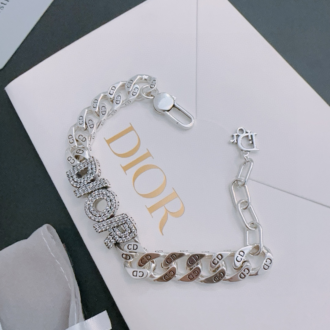 NO:115449,High-quality full-diamond Dior bracelet original single-stock counter new model retro trend fashion essentials can be worn by both men and women Couple style Rock Punk Thai silver style Retro elements Trendy versatile official website The latest bracelet chain is higher in grade Star classic necklace series retro silver bracelet Chain length adjustable length Details are used for the old version Non-market glossy version This model has been released. The best-selling model in Dior is very easy to match with trendy clothes, jewelry boutique, dior, necklace, bracelet19860909高品质满钻迪奥手链原单货专柜新款开模复古潮流时尚必备 男女均可佩戴 情侣款同款 摇滚朋克泰银风格 复古元素 潮流百搭 官网同款手链最新款链条档次更高明星经典款项链系列复古银手链 链长尺寸可调节长度 细节对版做旧处理 非市面亮面版型 这款一直在出 迪奥里面热卖款 非常好搭配潮流衣服,饰品精品,dior,necklace,bracelet,Jewelry