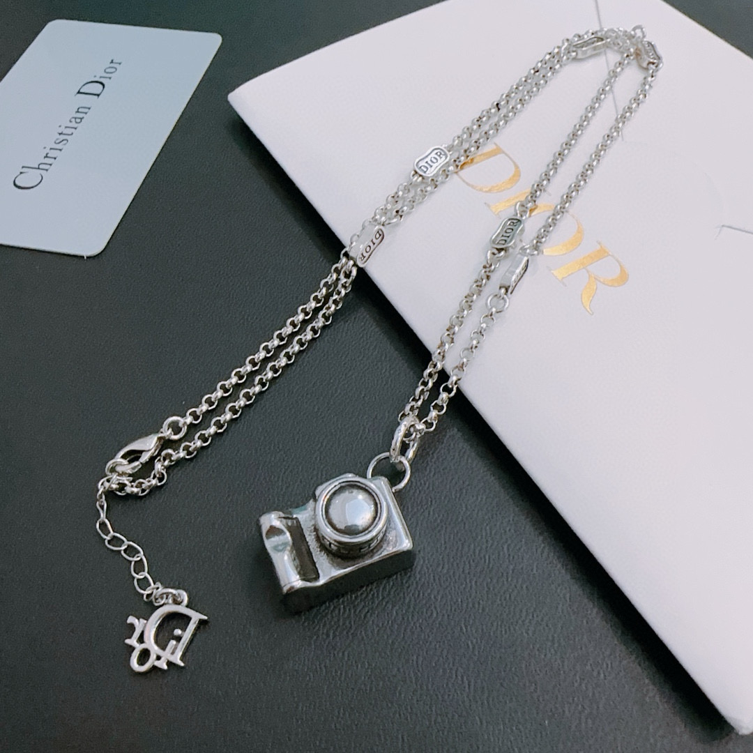 NO:115459,DIOR new model Dior necklace original single-stock counter new model retro trend fashion essentials can be worn by both men and women Couple style Rock Punk Tsing silver style Retro elements Trendy versatile style Official website The latest model chain is higher grade Star classic model necklace series retro silver necklace Chain length 60 cm can be changed length Details are used for the version to be used for the old version Non-market glossy style This model has been released. The best-selling model in Dior is very easy to match with trendy clothes, jewelry boutique, dior, dior, necklace19860909DIOR新款 迪奥项链原单货专柜新款开模复古潮流时尚必备 男女均可佩戴 情侣款同款 摇滚朋克泰银风格 复古元素 潮流百搭 官网同款项链最新款链条档次更高明星经典款项链系列复古银项链 链长60厘米可改长度 细节对版做旧处理 非市面亮面版型 这款一直在出 迪奥里面热卖款 非常好搭配潮流衣服,饰品精品,dior,dior,necklace,Jewelry