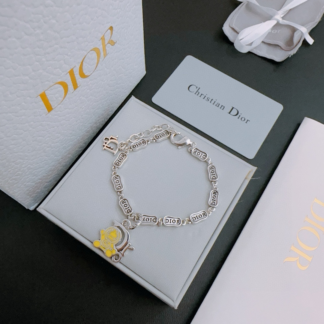 NO:115469,DIOR new high-quality Dior bracelet original single-stock counter new model retro trend fashion essentials can be worn by both men and women, couple style same style, rock punk silver style, retro elements, trendy and versatile, official website same style necklace latest style chain higher grade, star classic bracelet Cuba chain series retro silver bracelet chain length 22cm20cm18cm can be changed length, details are used to treat the version, non-market bright style, this model has been released, the best selling model in Dior is very easy to match with trendy clothes, jewelry boutique, dior, dior, necklace, bracelet19860909DIOR新款高品质迪奥手链原单货专柜新款开模复古潮流时尚必备 男女均可佩戴 情侣款同款 摇滚朋克泰银风格 复古元素 潮流百搭 官网同款项链最新款链条档次更高明星经典款手链古巴链系列复古银手链 链长码数22cm20cm18cm可改长度 细节对版做旧处理 非市面亮面版型 这款一直在出 迪奥里面热卖款 非常好搭配潮流衣服,饰品精品,dior,dior,necklace,bracelet,Jewelry