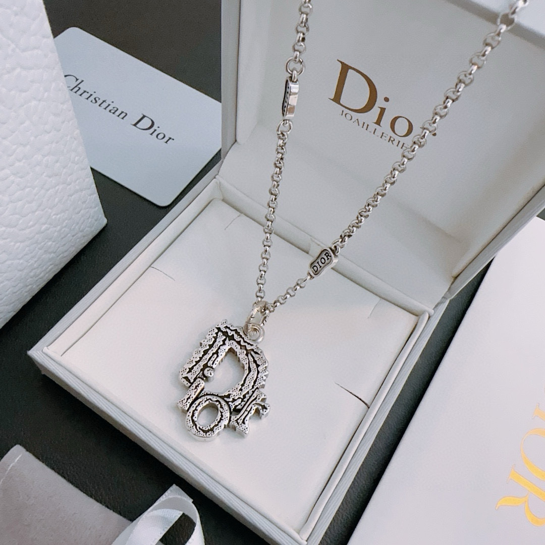 NO:115471,DIOR new model Dior necklace original single-stock counter new model retro trend fashion essentials can be worn by both men and women Couple style Rock Punk Tsing silver style Retro elements Trendy versatile style Official website The latest model chain is higher grade Star classic model necklace series retro silver necklace Chain length 60 cm can be changed length Details are used for the version to be used for the old version Non-market glossy style This model has been released. The best-selling model in Dior is very easy to match with trendy clothes, jewelry boutique, dior, dior, necklace19860909DIOR新款 迪奥项链原单货专柜新款开模复古潮流时尚必备 男女均可佩戴 情侣款同款 摇滚朋克泰银风格 复古元素 潮流百搭 官网同款项链最新款链条档次更高明星经典款项链系列复古银项链 链长60厘米可改长度 细节对版做旧处理 非市面亮面版型 这款一直在出 迪奥里面热卖款 非常好搭配潮流衣服,饰品精品,dior,dior,necklace,Jewelry