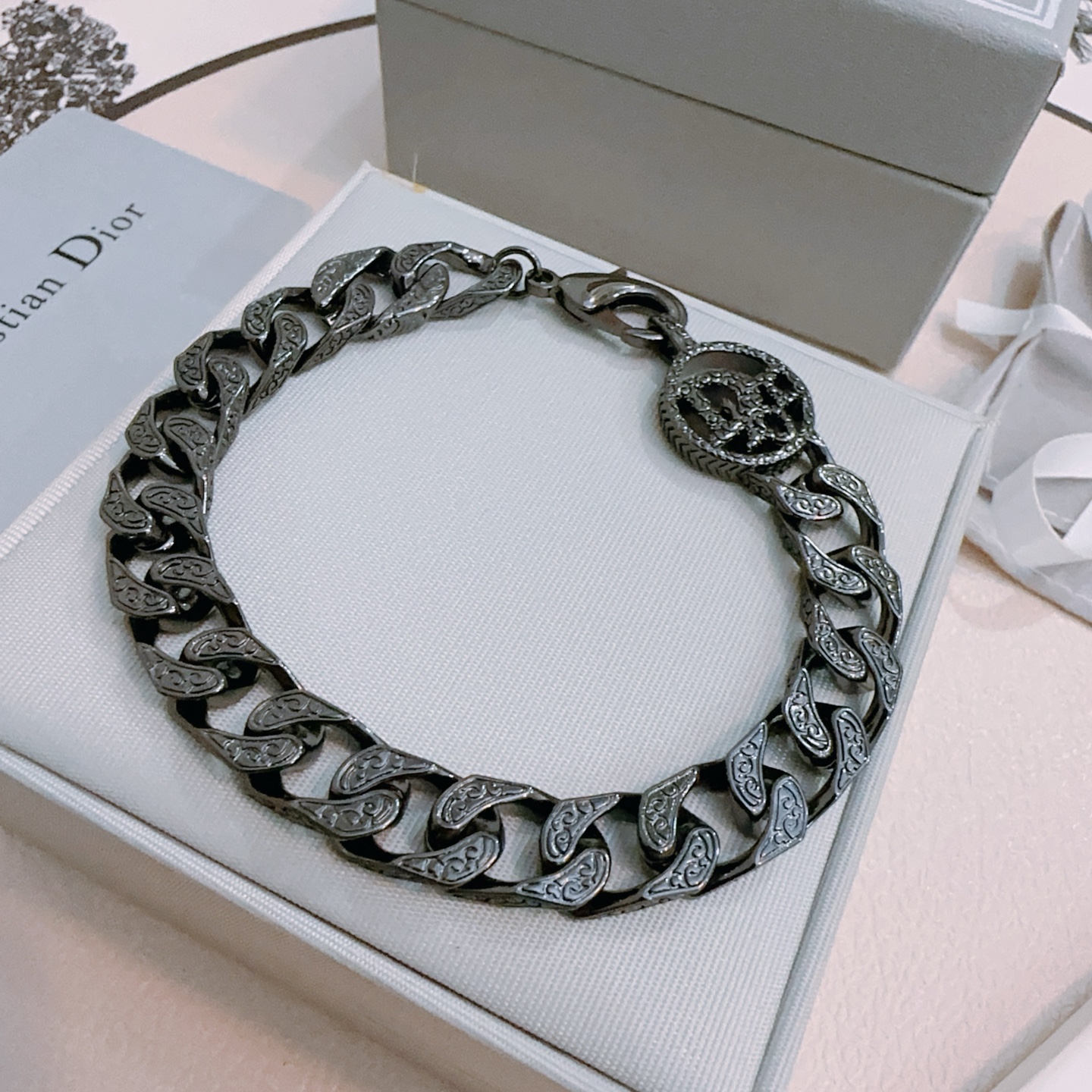NO:115462,DIOR new high-quality Dior bracelet original single-stock counter new model retro trend fashion essentials can be worn by both men and women, couple style same style, rock punk silver style, retro elements, trendy and versatile, official website same style necklace latest style chain higher grade, star classic bracelet Cuba chain series retro silver bracelet chain length 22cm20cm18cm can be changed length, details are used to treat the version, non-market bright style, this model has been released, the best selling model in Dior is very easy to match with trendy clothes, jewelry boutique, dior, dior, necklace, bracelet19860909DIOR新款高品质迪奥手链原单货专柜新款开模复古潮流时尚必备 男女均可佩戴 情侣款同款 摇滚朋克泰银风格 复古元素 潮流百搭 官网同款项链最新款链条档次更高明星经典款手链古巴链系列复古银手链 链长码数22cm20cm18cm可改长度 细节对版做旧处理 非市面亮面版型 这款一直在出 迪奥里面热卖款 非常好搭配潮流衣服,饰品精品,dior,dior,necklace,bracelet,Jewelry