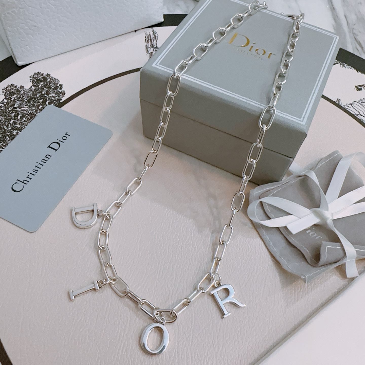 NO:115464,DIOR new model Dior necklace original single-stock counter new model retro trend fashion essentials can be worn by both men and women Couple style Rock Punk Tsing silver style Retro elements Trendy versatile style Official website The latest model chain is higher grade Star classic model necklace series retro silver necklace Chain length 60 cm can be changed length Details are used for the version to be used for the old version Non-market glossy style This model has been released. The best-selling model in Dior is very easy to match with trendy clothes, jewelry boutique, dior, dior, necklace19860909DIOR新款 迪奥项链原单货专柜新款开模复古潮流时尚必备 男女均可佩戴 情侣款同款 摇滚朋克泰银风格 复古元素 潮流百搭 官网同款项链最新款链条档次更高明星经典款项链系列复古银项链 链长60厘米可改长度 细节对版做旧处理 非市面亮面版型 这款一直在出 迪奥里面热卖款 非常好搭配潮流衣服,饰品精品,dior,dior,necklace,Jewelry