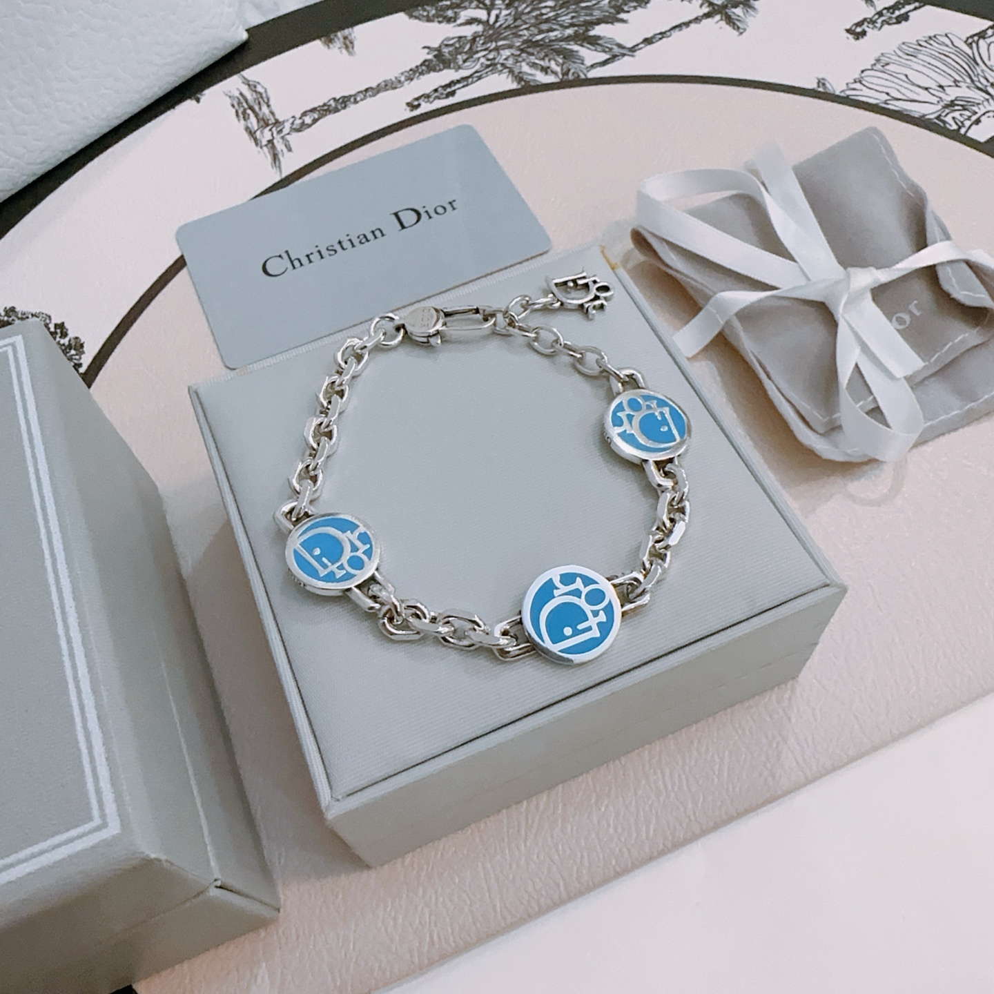 NO:115466,DIOR new high-quality Dior bracelet original single-stock counter new model retro trend fashion essentials can be worn by both men and women, couple style same style, rock punk silver style, retro elements, trendy and versatile, official website same style necklace latest style chain higher grade, star classic bracelet Cuba chain series retro silver bracelet chain length 22cm20cm18cm can be changed length, details are used to treat the version, non-market bright style, this model has been released, the best selling model in Dior is very easy to match with trendy clothes, jewelry boutique, dior, dior, necklace, bracelet19860909DIOR新款高品质迪奥手链原单货专柜新款开模复古潮流时尚必备 男女均可佩戴 情侣款同款 摇滚朋克泰银风格 复古元素 潮流百搭 官网同款项链最新款链条档次更高明星经典款手链古巴链系列复古银手链 链长码数22cm20cm18cm可改长度 细节对版做旧处理 非市面亮面版型 这款一直在出 迪奥里面热卖款 非常好搭配潮流衣服,饰品精品,dior,dior,necklace,bracelet,Jewelry