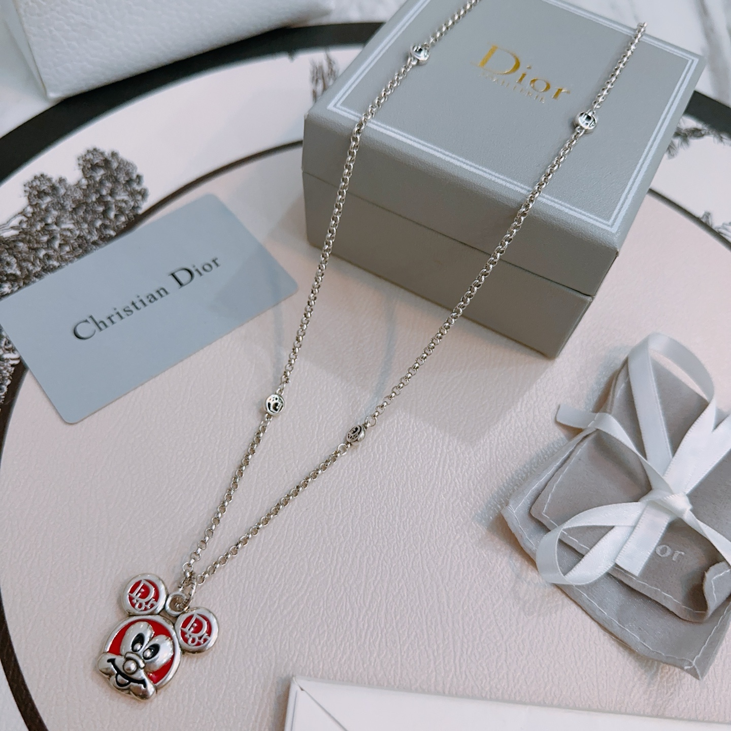 NO:115468,DIOR new model Dior necklace original single-stock counter new model retro trend fashion essentials can be worn by both men and women Couple style Rock Punk Tsing silver style Retro elements Trendy versatile style Official website The latest model chain is higher grade Star classic model necklace series retro silver necklace Chain length 60 cm can be changed length Details are used for the version to be used for the old version Non-market glossy style This model has been released. The best-selling model in Dior is very easy to match with trendy clothes, jewelry boutique, dior, dior, necklace19860909DIOR新款 迪奥项链原单货专柜新款开模复古潮流时尚必备 男女均可佩戴 情侣款同款 摇滚朋克泰银风格 复古元素 潮流百搭 官网同款项链最新款链条档次更高明星经典款项链系列复古银项链 链长60厘米可改长度 细节对版做旧处理 非市面亮面版型 这款一直在出 迪奥里面热卖款 非常好搭配潮流衣服,饰品精品,dior,dior,necklace,Jewelry