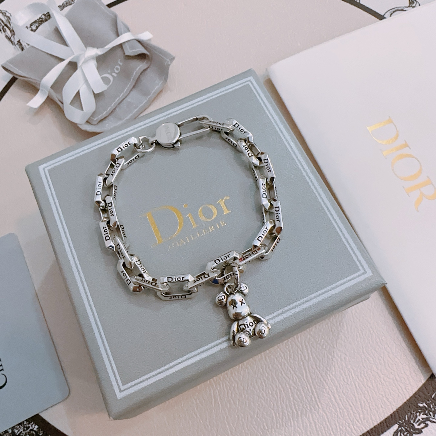 NO:114645,DIOR new high-quality Dior bracelet original single-stock counter new model retro trend fashion essentials can be worn by both men and women, couple style same style, rock punk silver style, retro elements, trendy and versatile, official website same style necklace latest style chain higher grade, star classic bracelet Cuba chain series retro silver bracelet chain length 22cm20cm18cm can be changed length, details are used to treat the version, non-market bright style, this model has been released, the best selling model in Dior is very easy to match with trendy clothes, jewelry boutique, dior, dior, necklace, bracelet19860909DIOR新款高品质迪奥手链原单货专柜新款开模复古潮流时尚必备 男女均可佩戴 情侣款同款 摇滚朋克泰银风格 复古元素 潮流百搭 官网同款项链最新款链条档次更高明星经典款手链古巴链系列复古银手链 链长码数22cm20cm18cm可改长度 细节对版做旧处理 非市面亮面版型 这款一直在出 迪奥里面热卖款 非常好搭配潮流衣服,饰品精品,dior,dior,necklace,bracelet,Jewelry