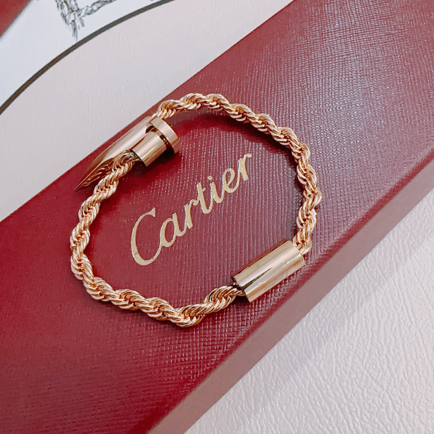 NO:115087,Cartier bracelet bracelet V gold material series. The quality is perfect, the details are invincible. The unique color is completely impeccable, and it is decorated with a classic ring shape design. It is simple but elegant and eye-catching. The pure handmade combination of V gold makes the complexion look more elegant and attractive. The same style as men and women Cartier bracelet, jewelry boutique, cartier, bracelet19860909卡地亚手链手镯V金材质系列 品相完美,细节无敌,那种独特的色泽完全无可挑剔,再缀以经典指环外形设计,简约之余却又优雅夺目,V金纯手工的组合更显气色,上手雅致动人.男女同款 卡地亚手链,饰品精品,cartier,bracelet,bracelet,Jewelry