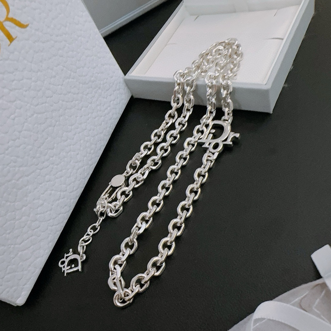 NO:115104,DIOR new model Dior necklace original single-stock counter new model retro trend fashion essentials can be worn by both men and women Couple style Rock Punk Tsing silver style Retro elements Trendy versatile style Official website The latest model chain is higher grade Star classic model necklace series retro silver necklace Chain length 60 cm can be changed length Details are used for the version to be used for the old version Non-market glossy style This model has been released. The best-selling model in Dior is very easy to match with trendy clothes, jewelry boutique, dior, dior, necklace19860909DIOR新款 迪奥项链原单货专柜新款开模复古潮流时尚必备 男女均可佩戴 情侣款同款 摇滚朋克泰银风格 复古元素 潮流百搭 官网同款项链最新款链条档次更高明星经典款项链系列复古银项链 链长60厘米可改长度 细节对版做旧处理 非市面亮面版型 这款一直在出 迪奥里面热卖款 非常好搭配潮流衣服,饰品精品,dior,dior,necklace,Jewelry