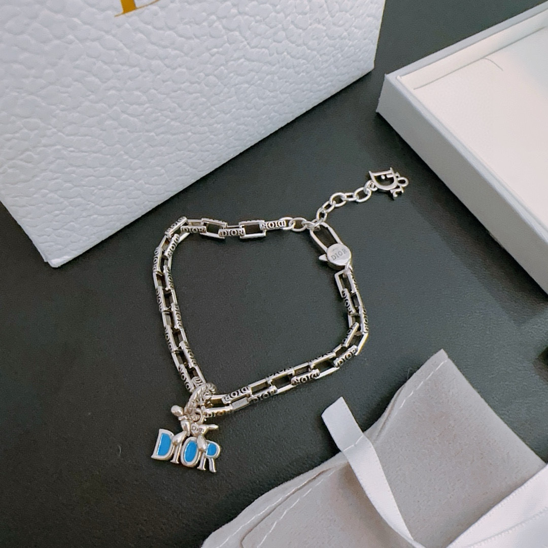 NO:115083,DIOR new high-quality Dior bracelet original single-stock counter new model retro trend fashion essentials can be worn by both men and women, couple style same style, rock punk silver style, retro elements, trendy and versatile, official website same style necklace latest style chain higher grade, star classic bracelet Cuba chain series retro silver bracelet chain length 22cm20cm18cm can be changed length, details are used to treat the version, non-market bright style, this model has been released, the best selling model in Dior is very easy to match with trendy clothes, jewelry boutique, dior, dior, necklace, bracelet19860909DIOR新款高品质迪奥手链原单货专柜新款开模复古潮流时尚必备 男女均可佩戴 情侣款同款 摇滚朋克泰银风格 复古元素 潮流百搭 官网同款项链最新款链条档次更高明星经典款手链古巴链系列复古银手链 链长码数22cm20cm18cm可改长度 细节对版做旧处理 非市面亮面版型 这款一直在出 迪奥里面热卖款 非常好搭配潮流衣服,饰品精品,dior,dior,necklace,bracelet,Jewelry
