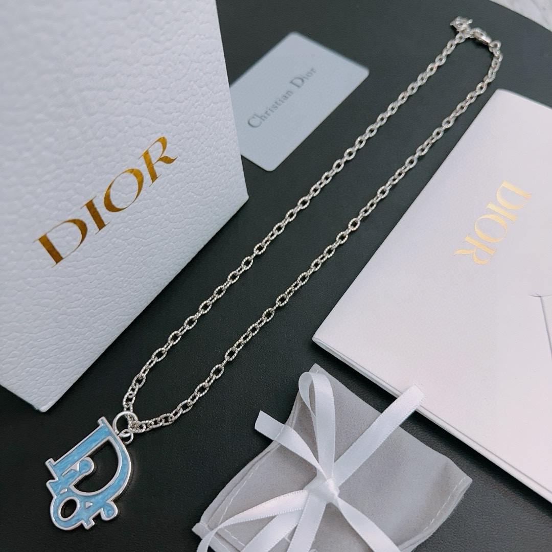 NO:115100,DIOR new model Dior necklace original single-stock counter new model retro trend fashion essentials can be worn by both men and women Couple style Rock Punk Tsing silver style Retro elements Trendy versatile style Official website The latest model chain is higher grade Star classic model necklace series retro silver necklace Chain length 60 cm can be changed length Details are used for the version to be used for the old version Non-market glossy style This model has been released. The best-selling model in Dior is very easy to match with trendy clothes, jewelry boutique, dior, dior, necklace19860909DIOR新款 迪奥项链原单货专柜新款开模复古潮流时尚必备 男女均可佩戴 情侣款同款 摇滚朋克泰银风格 复古元素 潮流百搭 官网同款项链最新款链条档次更高明星经典款项链系列复古银项链 链长60厘米可改长度 细节对版做旧处理 非市面亮面版型 这款一直在出 迪奥里面热卖款 非常好搭配潮流衣服,饰品精品,dior,dior,necklace,Jewelry