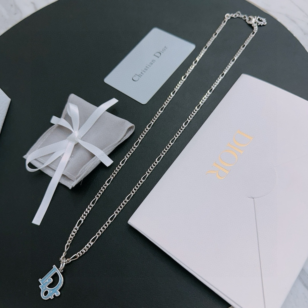 NO:115110,DIOR new model Dior necklace original single-stock counter new model retro trend fashion essentials can be worn by both men and women Couple style Rock Punk Tsing silver style Retro elements Trendy versatile style Official website The latest model chain is higher grade Star classic model necklace series retro silver necklace Chain length 60 cm can be changed length Details are used for the version to be used for the old version Non-market glossy style This model has been released. The best-selling model in Dior is very easy to match with trendy clothes, jewelry boutique, dior, dior, necklace19860909DIOR新款 迪奥项链原单货专柜新款开模复古潮流时尚必备 男女均可佩戴 情侣款同款 摇滚朋克泰银风格 复古元素 潮流百搭 官网同款项链最新款链条档次更高明星经典款项链系列复古银项链 链长60厘米可改长度 细节对版做旧处理 非市面亮面版型 这款一直在出 迪奥里面热卖款 非常好搭配潮流衣服,饰品精品,dior,dior,necklace,Jewelry