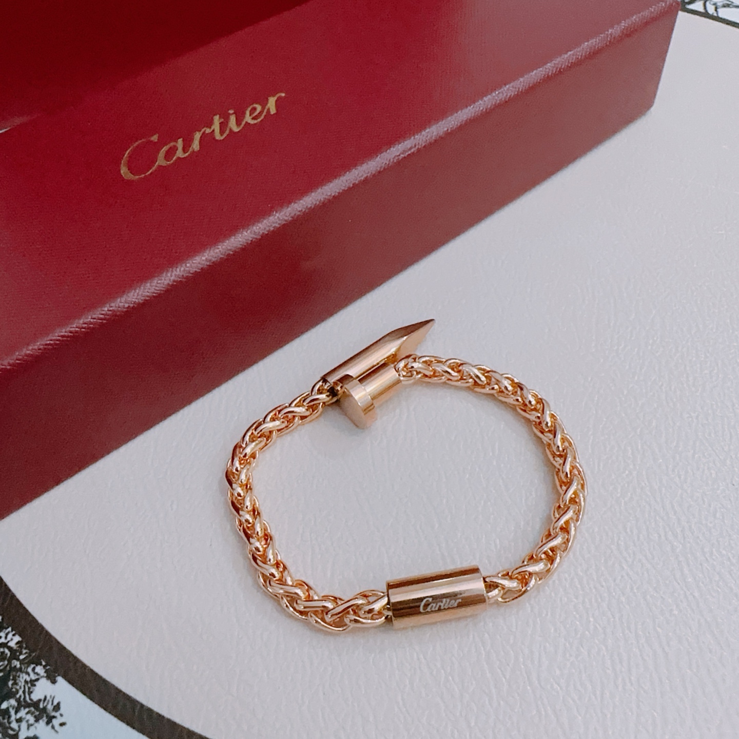 NO:115085,Cartier bracelet bracelet V gold material series. The quality is perfect, the details are invincible. The unique color is completely impeccable, and it is decorated with a classic ring shape design. It is simple but elegant and eye-catching. The pure handmade combination of V gold makes the complexion look more elegant and attractive. The same style as men and women Cartier bracelet, jewelry boutique, cartier, bracelet19860909卡地亚手链手镯V金材质系列 品相完美,细节无敌,那种独特的色泽完全无可挑剔,再缀以经典指环外形设计,简约之余却又优雅夺目,V金纯手工的组合更显气色,上手雅致动人.男女同款 卡地亚手链,饰品精品,cartier,bracelet,bracelet,Jewelry