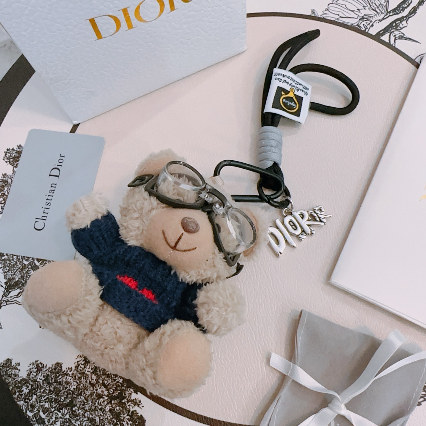 NO:115088,New product release Dior keychain Bag buckle Latest bag hanging accessories higher grade Celebrity Anger Forest series classic co-branded design concept keychain series Details are used for the old version Non-market glossy version This model has been released. Dior is very good to match with trendy backpacks, jewelry boutiques, dior, backpacks, keychain19860909新品发布 迪奥钥匙扣 包包扣 最新款包包挂饰档次更高明星同款Anger Forest系列经典款联名设计理念钥匙扣系列 细节对版做旧处理 非市面亮面版型 这款一直在出 迪奥里面热卖款 非常好搭配潮流背包,饰品精品,dior,backpacks,keychain,Jewelry