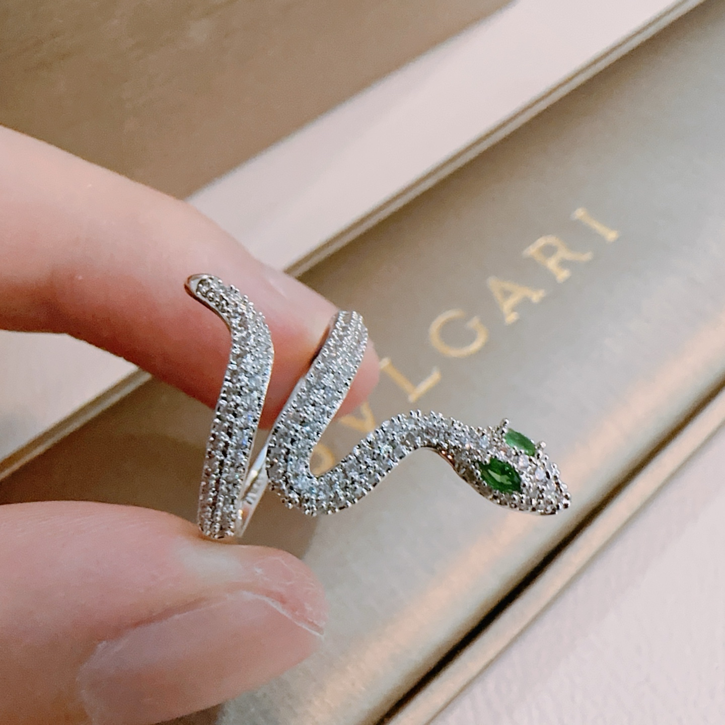 NO:115811,Bulgari ring V gold material. BVLGARI DIVAS' DREAM series. Perfect appearance and invincible details. The unique color is completely impeccable. It is decorated with a classic ring shape design. It is simple but elegant and eye-catching. The pure handmade combination of V gold makes the complexion look more elegant and attractive. The same style as men and women. Bulgari rings, jewelry boutiques, bottega veneta, bvlgari, bvlgari, ring19860909宝格丽戒指V金材质.BVLGARI宝格丽 DIVAS‘ DREAM 系列 品相完美,细节无敌,那种独特的色泽完全无可挑剔,再缀以经典指环外形设计,简约之余却又优雅夺目,V金纯手工的组合更显气色,上手雅致动人.男女同款 宝格丽戒指,饰品精品,bottega veneta,bvlgari,bvlgari,ring,Jewelry