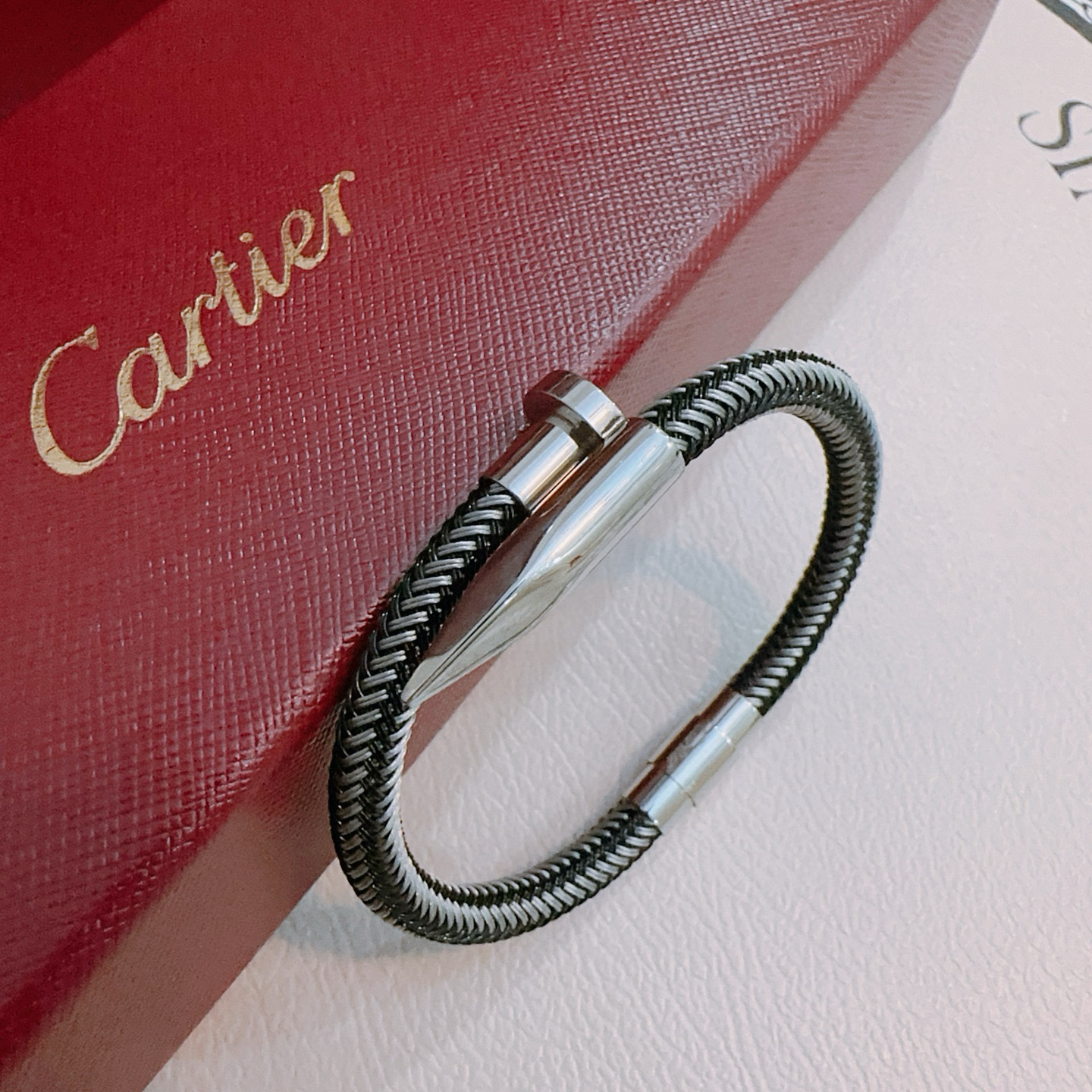 NO:115813,Cartier bracelet bracelet V gold material series. The quality is perfect, the details are invincible. The unique color is completely impeccable, and it is decorated with a classic ring shape design. It is simple but elegant and eye-catching. The pure handmade combination of V gold makes the complexion look more elegant and attractive. The same style as men and women Cartier bracelet, jewelry boutique, cartier, bracelet19860909卡地亚手链手镯V金材质系列 品相完美,细节无敌,那种独特的色泽完全无可挑剔,再缀以经典指环外形设计,简约之余却又优雅夺目,V金纯手工的组合更显气色,上手雅致动人.男女同款 卡地亚手链,饰品精品,cartier,bracelet,bracelet,Jewelry