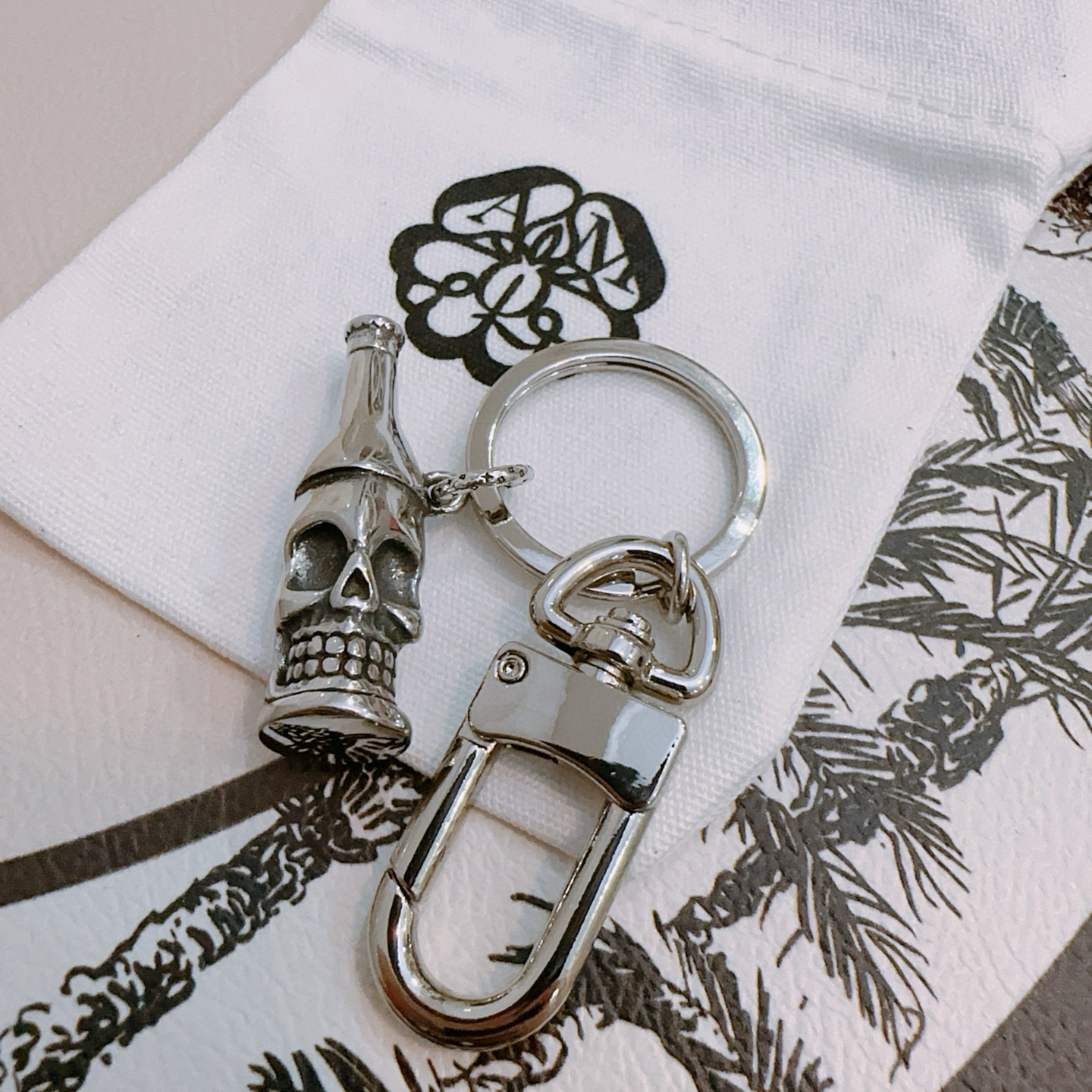 NO:115815,Original new Alexander McQueen Alexander McQueen Keychain Bag buckle Accessories Consistent original customization The rebellious and exaggerated punk in the bones, but I yearn for beautiful anxiety, another interpretation of beauty Hot products shipped, unique design avant-garde, retro and old design, jewelry boutique, alexander mcqueen, keychain19860909原单货新款Alexander McQueen 亚历山大 麦昆 钥匙扣 包包扣 配饰 专柜一致原版定制 骨子里那种叛逆浮夸朋克可内心又向往着美好的焦虑,对美的另一种诠释 火爆款出货 设计独特 前卫 复古做旧设计,饰品精品,alexander mcqueen,keychain,Jewelry