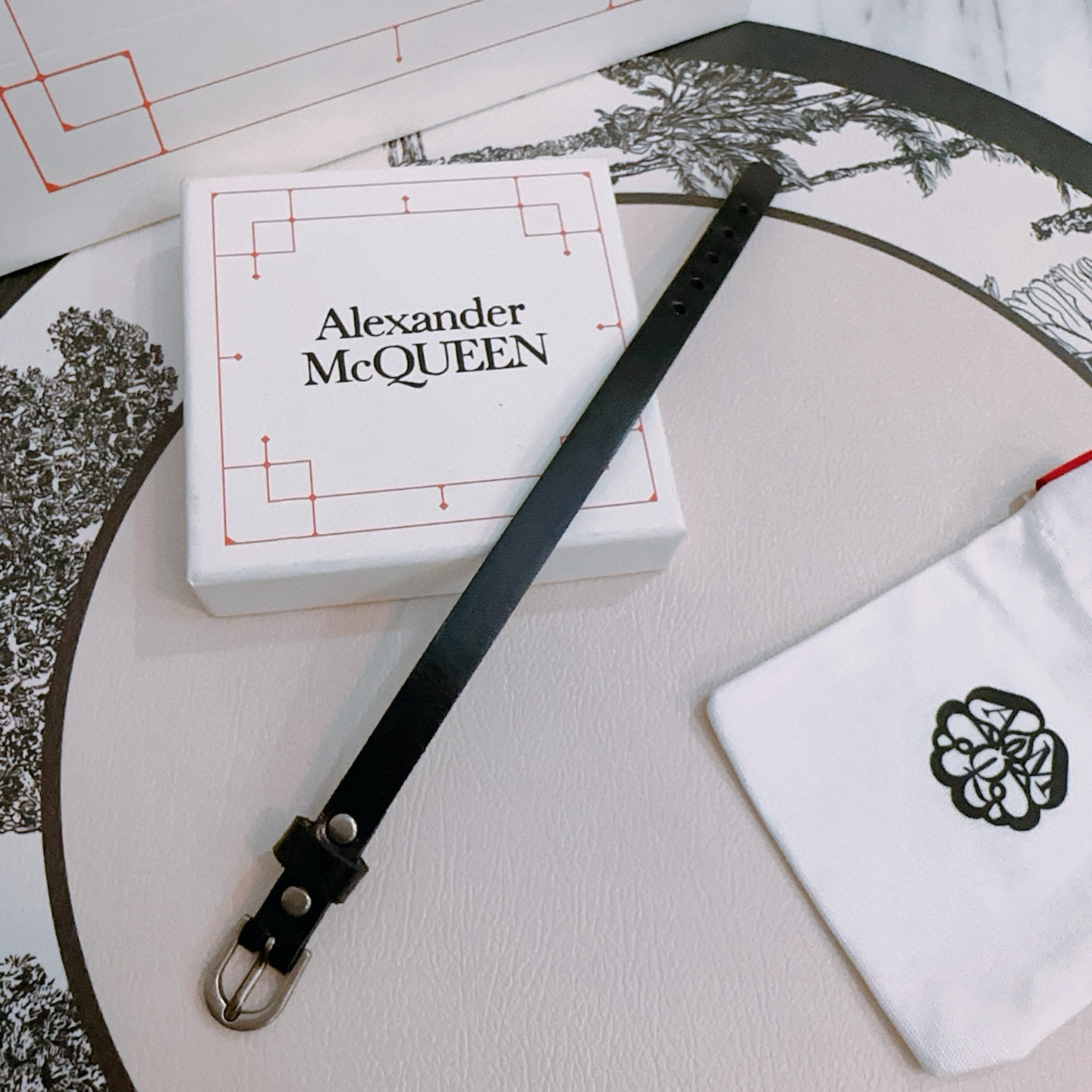 Original Alexander McQueen Bracelet: Renegade Punk Style with Anxious Beauty Interpretation - 图片 6