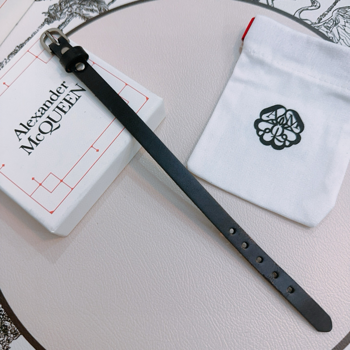 Original Alexander McQueen Bracelet: Renegade Punk Style with Anxious Beauty Interpretation - 图片 2