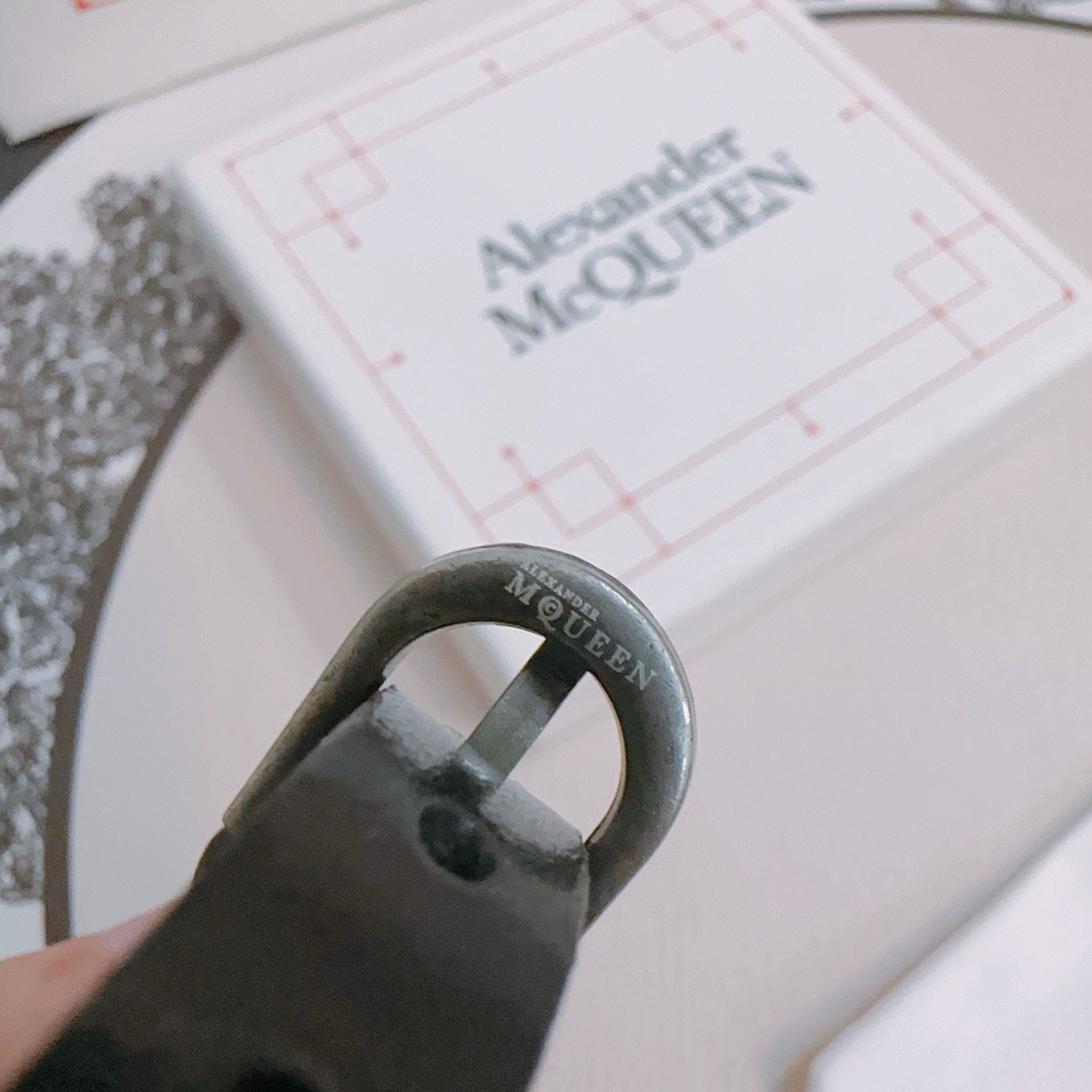 Original Alexander McQueen Bracelet: Renegade Punk Style with Anxious Beauty Interpretation - 图片 5