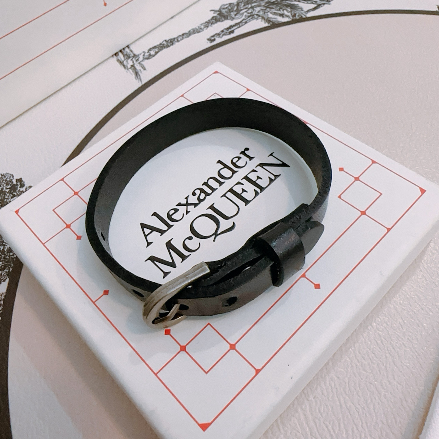 Original Alexander McQueen Bracelet: Renegade Punk Style with Anxious Beauty Interpretation - 图片 3