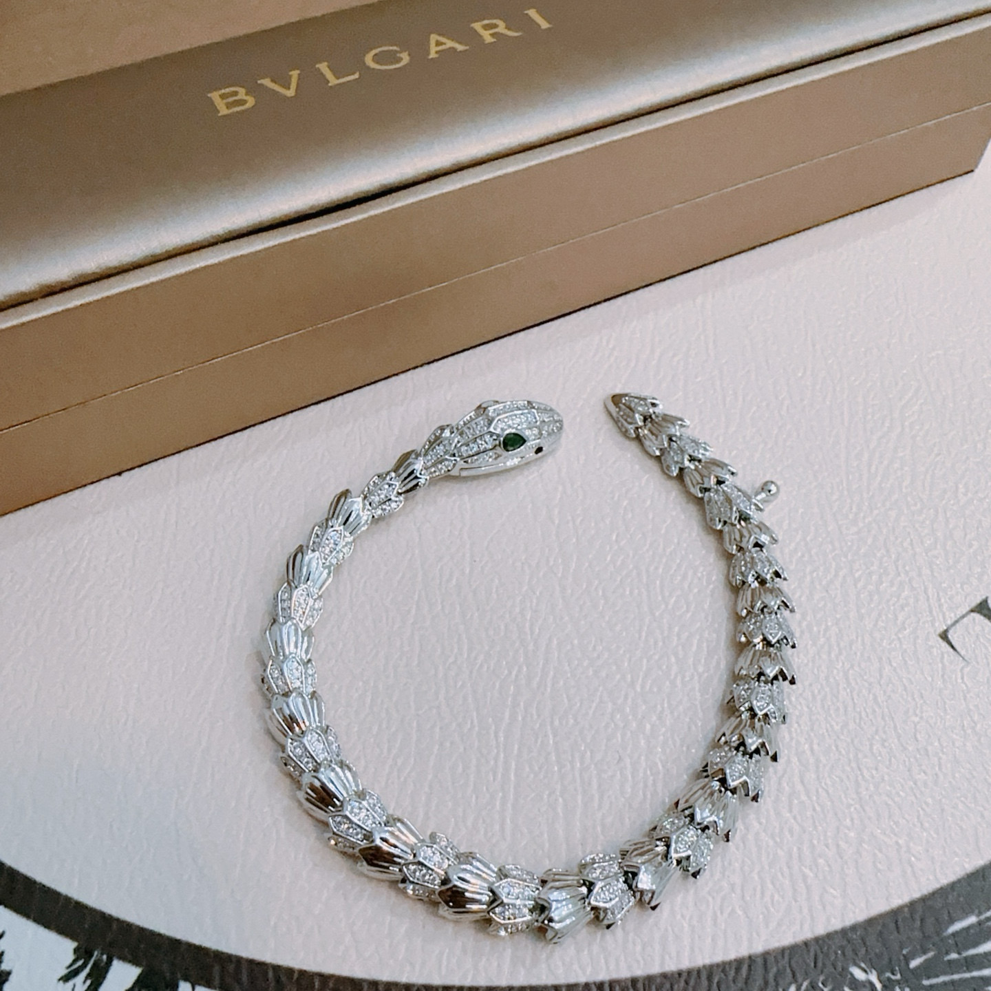   宝格丽手链V金材质。BVLGARI宝格丽 DIVAS‘ DREAM 系列 品相完美，细节无敌，那种独