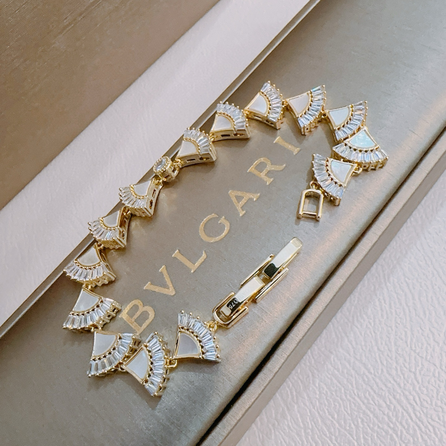   宝格丽手链V金材质。BVLGARI宝格丽 DIVAS‘ DREAM 系列 品相完美，细节无敌，那种独