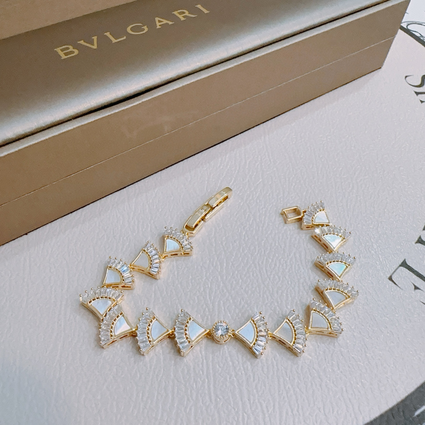   宝格丽手链V金材质。BVLGARI宝格丽 DIVAS‘ DREAM 系列 品相完美，细节无敌，那种独
