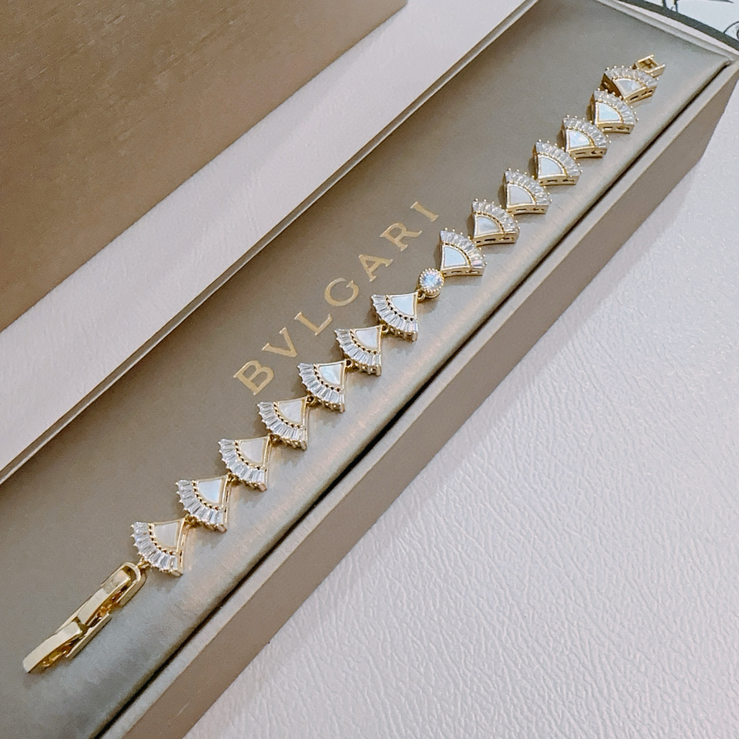   宝格丽手链V金材质。BVLGARI宝格丽 DIVAS‘ DREAM 系列 品相完美，细节无敌，那种独