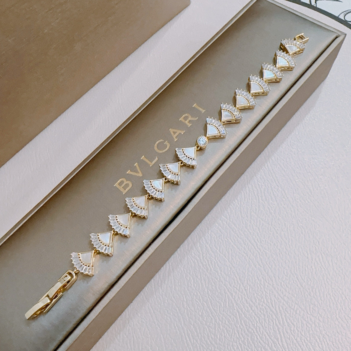   宝格丽手链V金材质。BVLGARI宝格丽 DIVAS‘ DREAM 系列 品相完美，细节无敌，那种独
