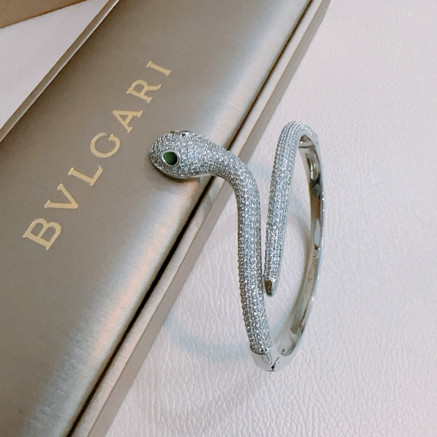   宝格丽手链手镯V金材质。BVLGARI宝格丽 DIVAS‘ DREAM 系列 品相完美，细节无敌，那