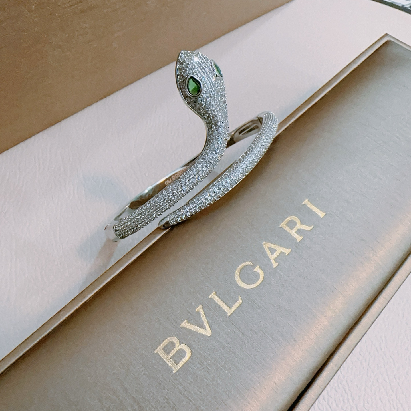   宝格丽手链手镯V金材质。BVLGARI宝格丽 DIVAS‘ DREAM 系列 品相完美，细节无敌，那