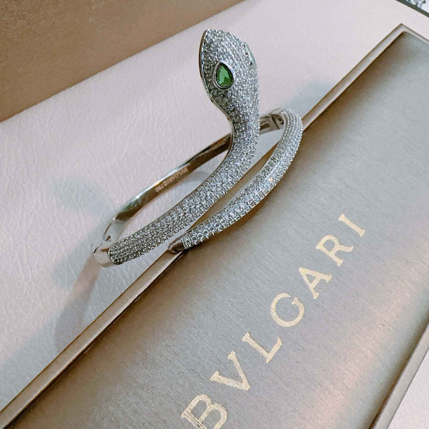   宝格丽手链手镯V金材质。BVLGARI宝格丽 DIVAS‘ DREAM 系列 品相完美，细节无敌，那