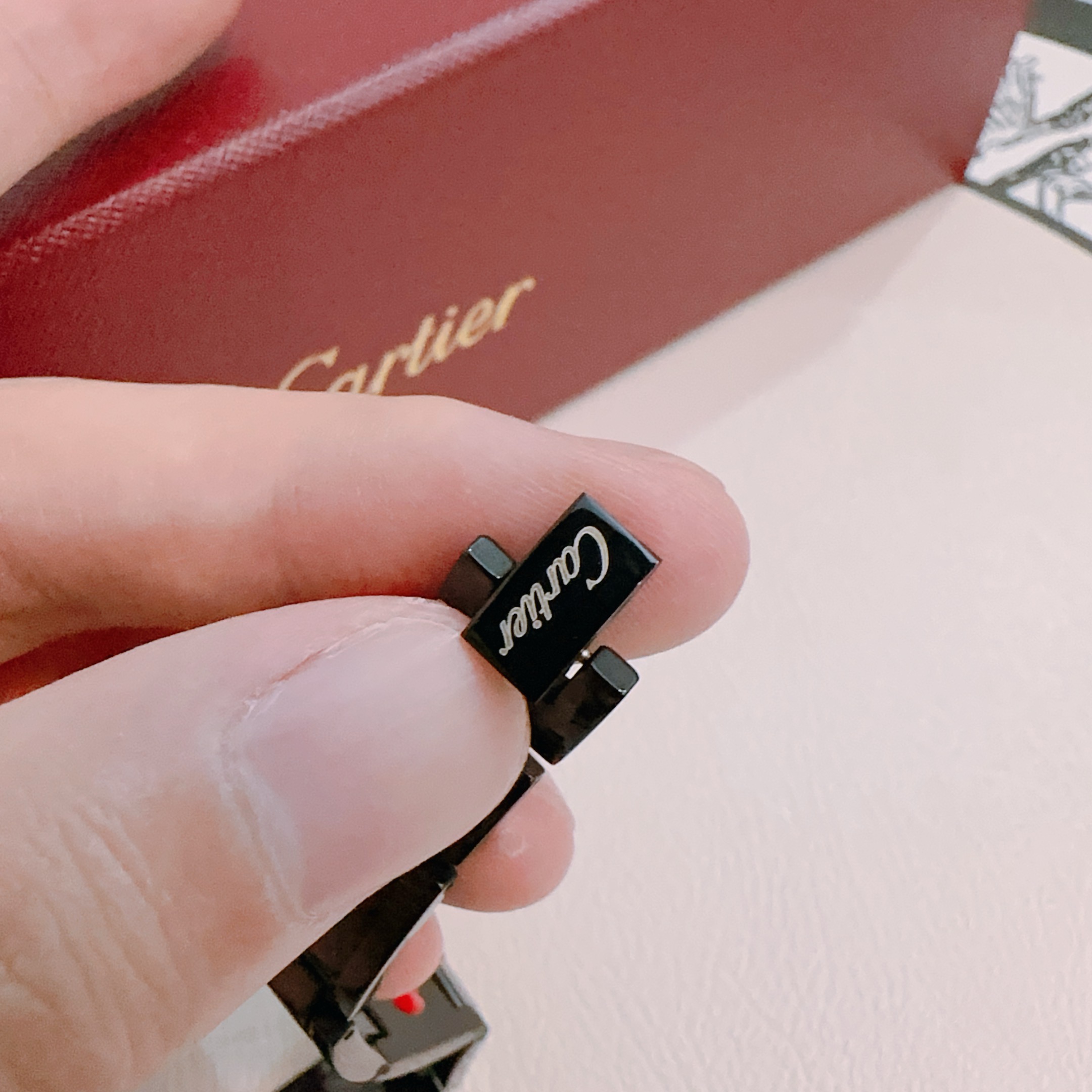   卡地亚手链V金材质系列 品相完美，细节无敌，那种独特的色泽完全无可挑剔，再缀以经典指环外形设计，简约