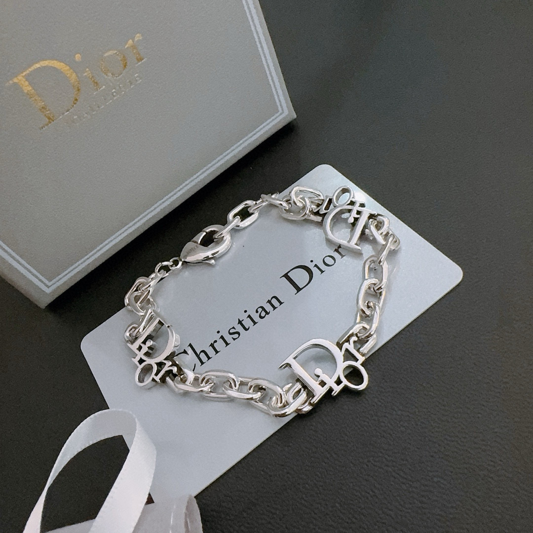         DIOR新款🔥高品质迪奥手链原单货专柜新款开模复古潮流时尚必备 男女均可佩戴 情侣款同款