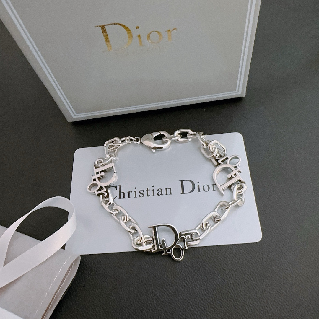        DIOR新款🔥高品质迪奥手链原单货专柜新款开模复古潮流时尚必备 男女均可佩戴 情侣款同款