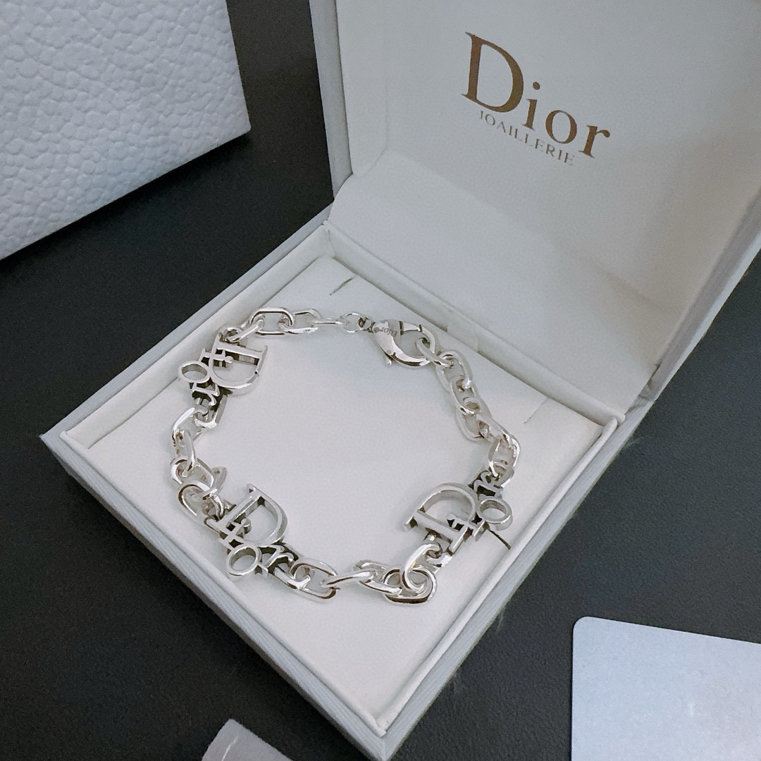         DIOR新款🔥高品质迪奥手链原单货专柜新款开模复古潮流时尚必备 男女均可佩戴 情侣款同款