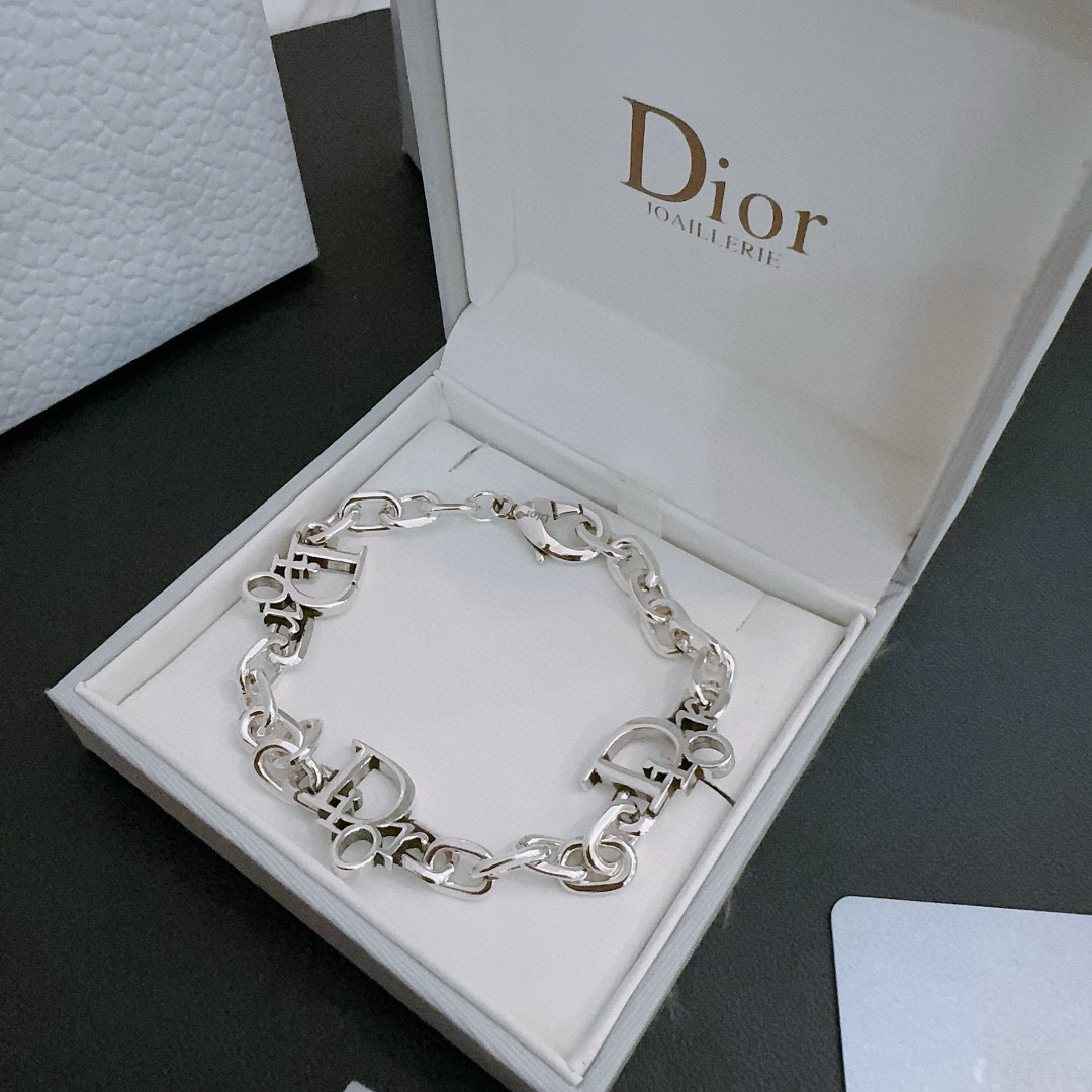        DIOR新款🔥高品质迪奥手链原单货专柜新款开模复古潮流时尚必备 男女均可佩戴 情侣款同款
