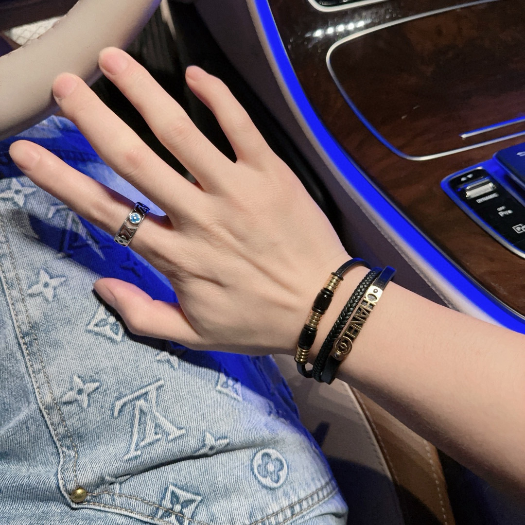         高品质香奈儿牛皮手绳手链💍原单货专柜新款开模复古潮流时尚必备 男女均可佩戴 情侣款同款 