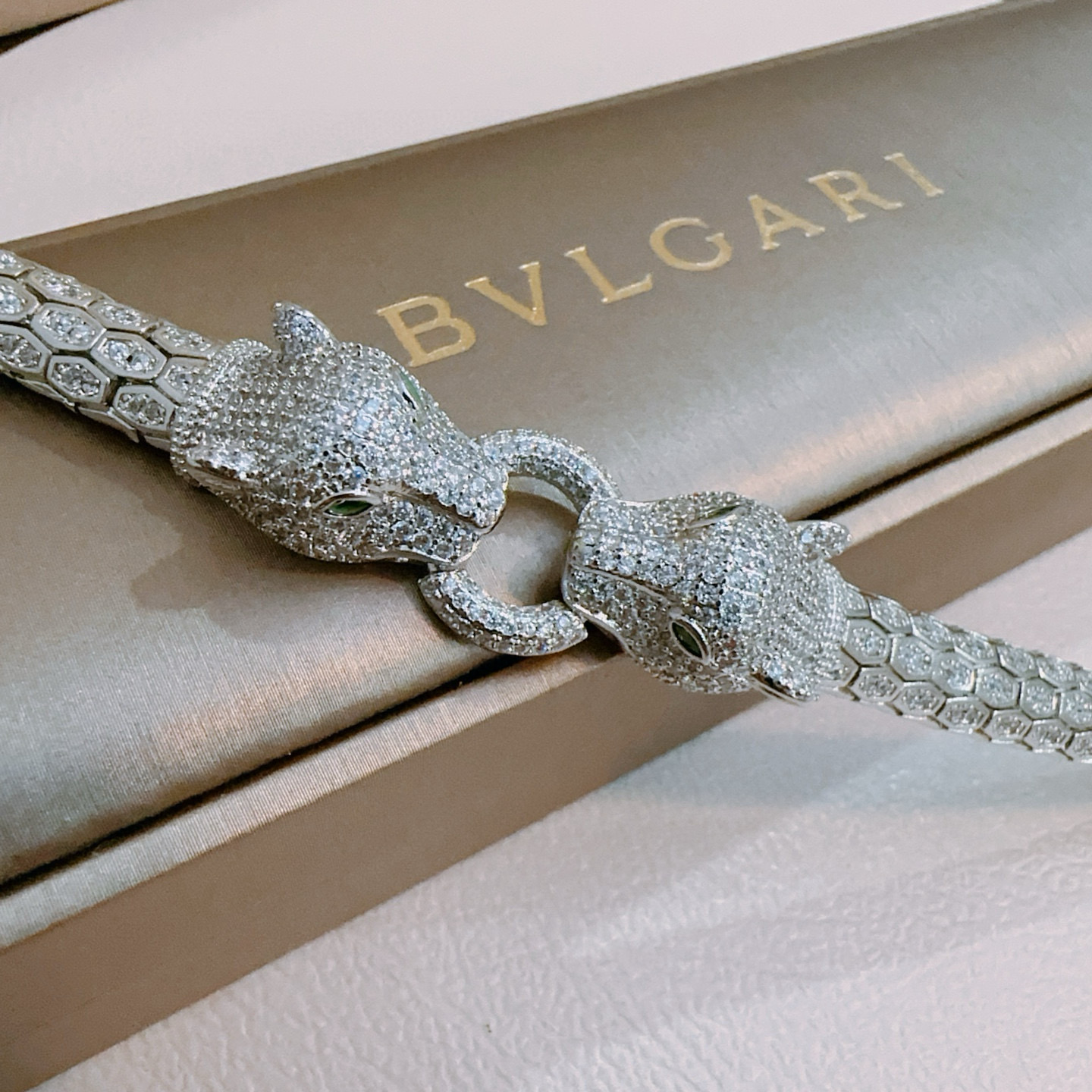   宝格丽手链V金材质。BVLGARI宝格丽 DIVAS‘ DREAM 系列 品相完美，细节无敌，那种独