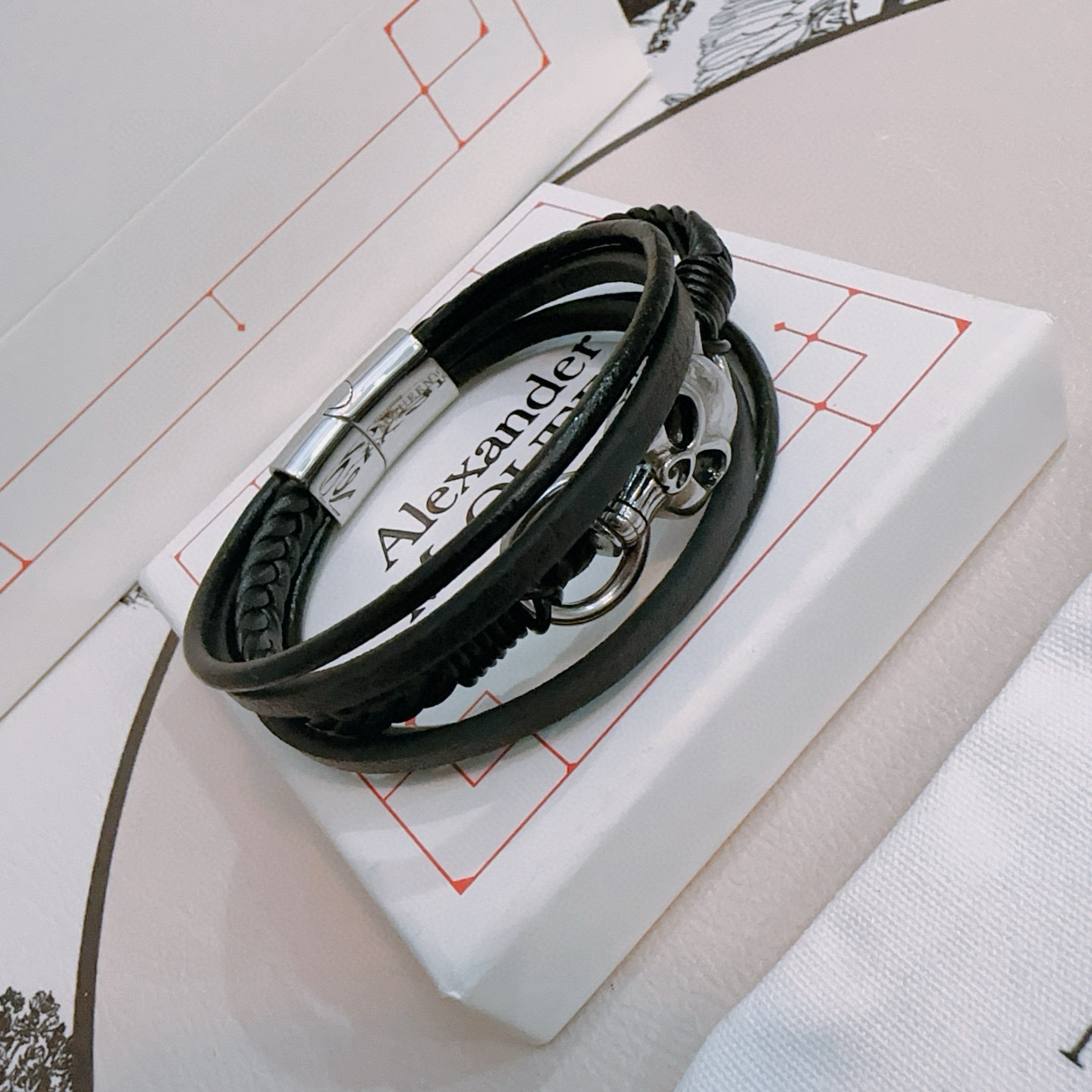   新款Alexander McQueen 亚历山大 麦昆 牛皮手链  专柜一致原版定制  骨子里那种叛